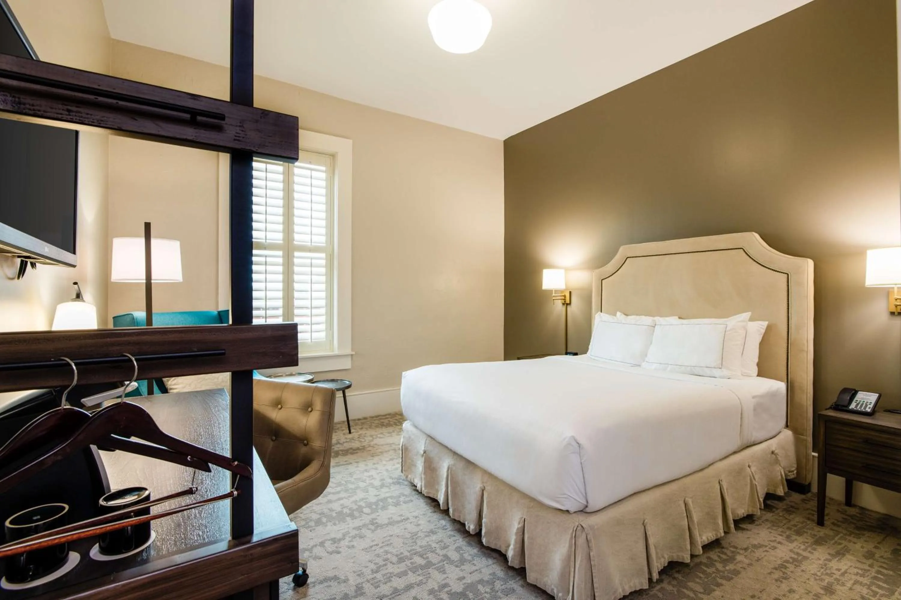 Bedroom, Bed in Hotel Florence, Tapestry Collection by Hilton