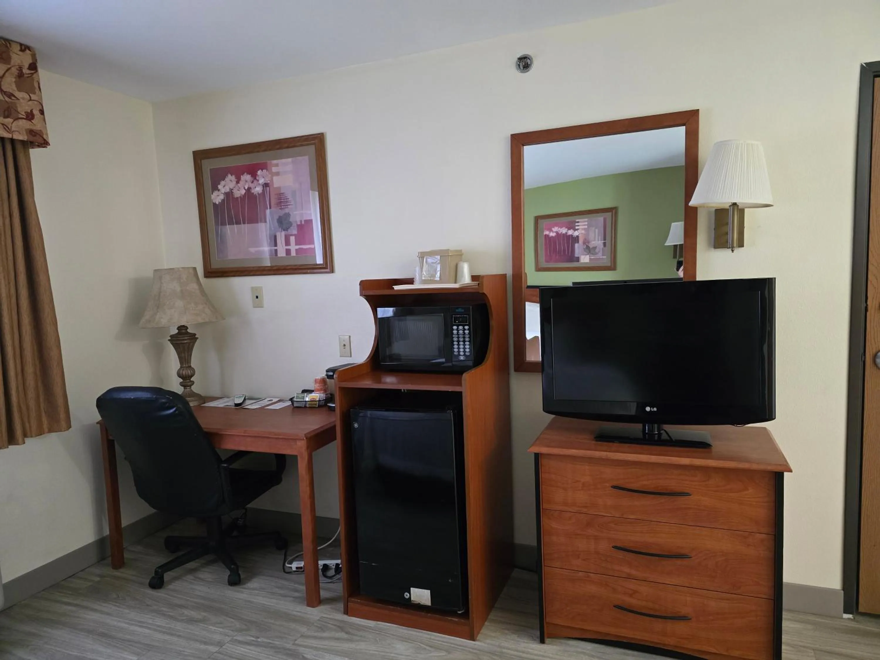 Communal lounge/ TV room in Quality Inn Durand I-69