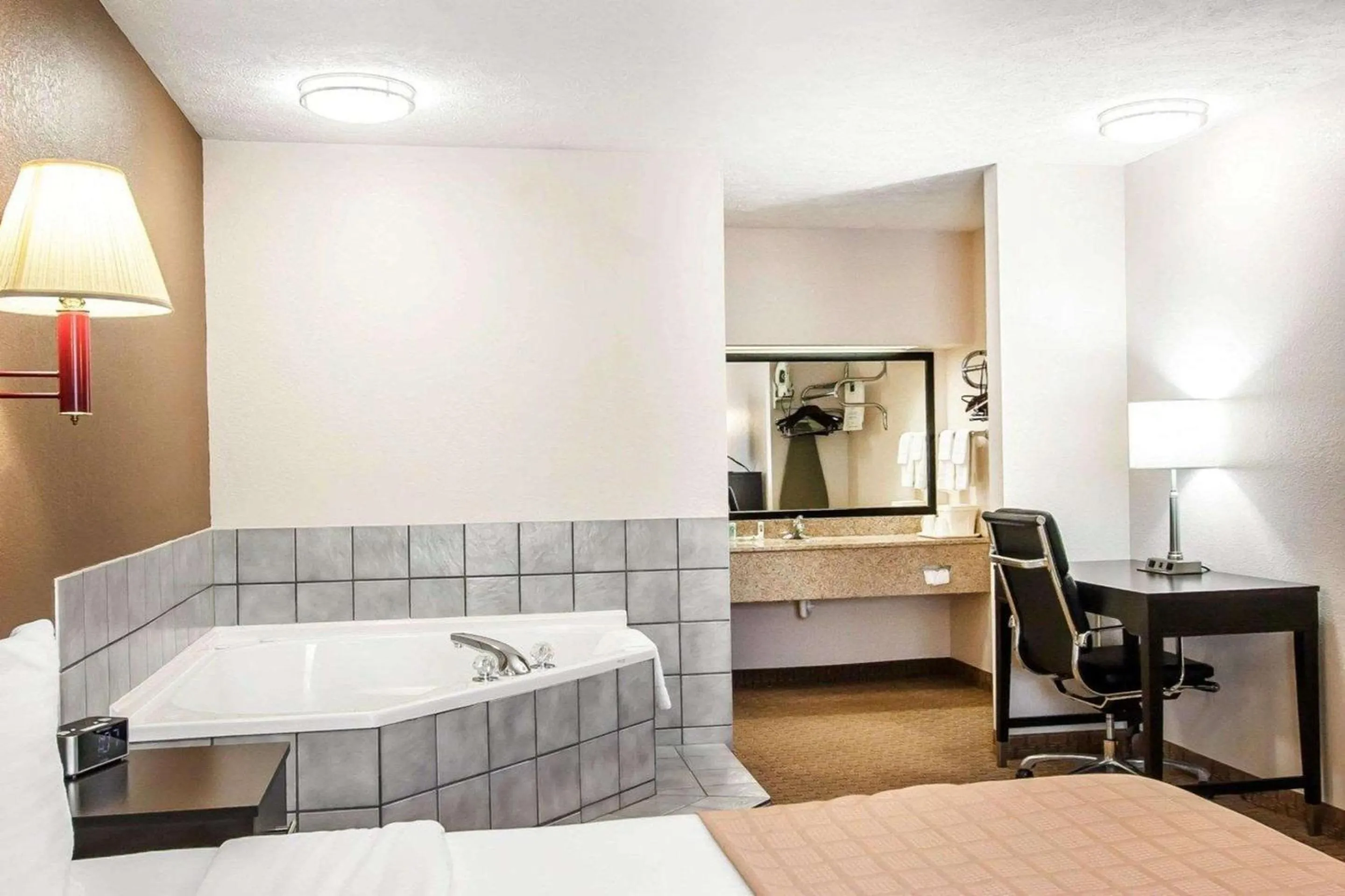 Photo of the whole room, Bed in Quality Inn Savannah South