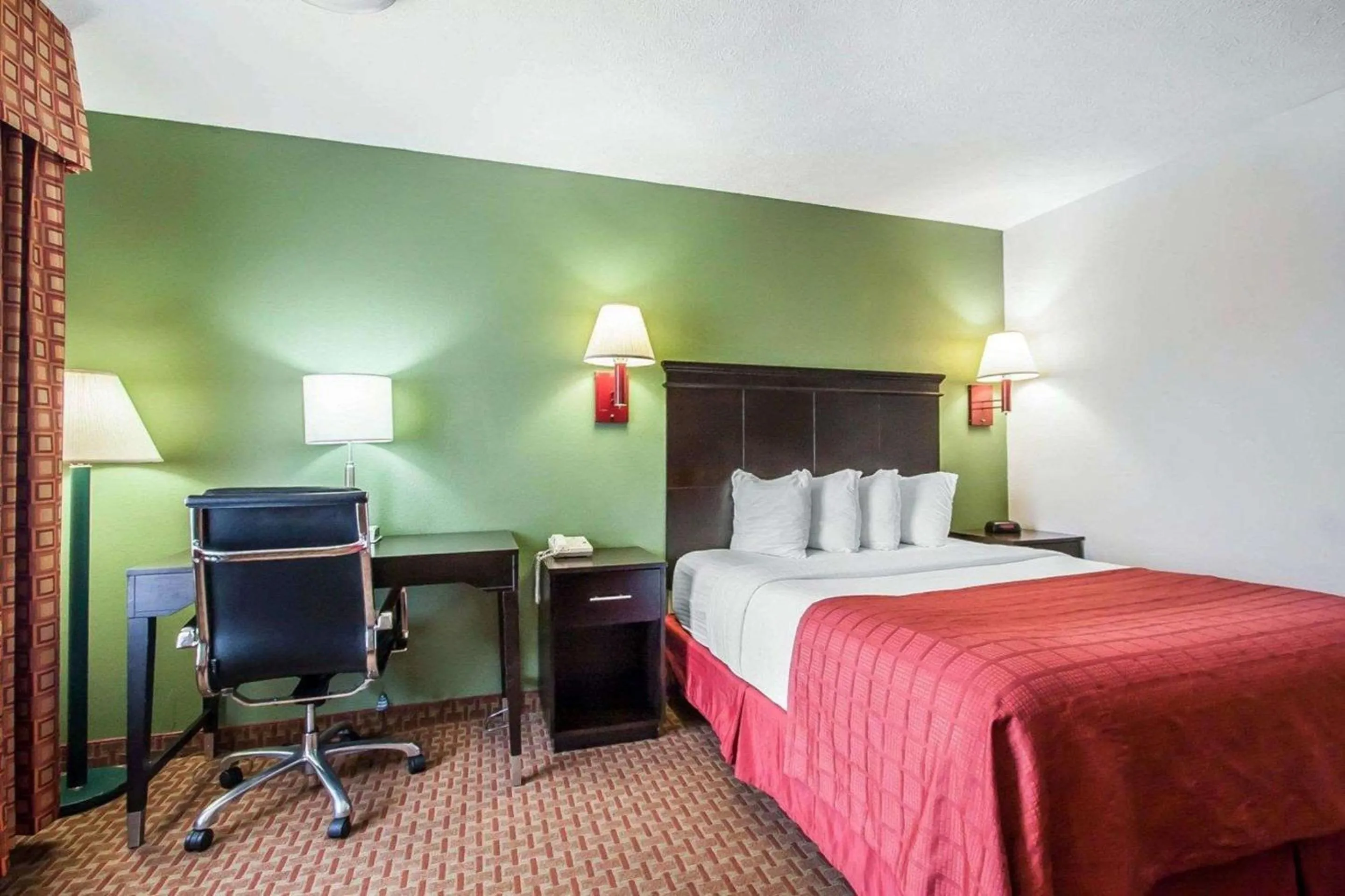 Photo of the whole room, Bed in Quality Inn Savannah South