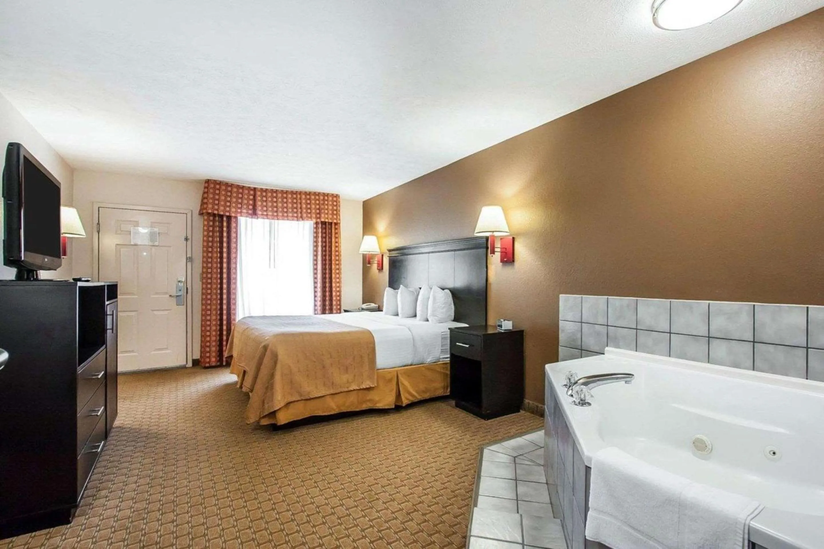 Photo of the whole room, Bed in Quality Inn Savannah South