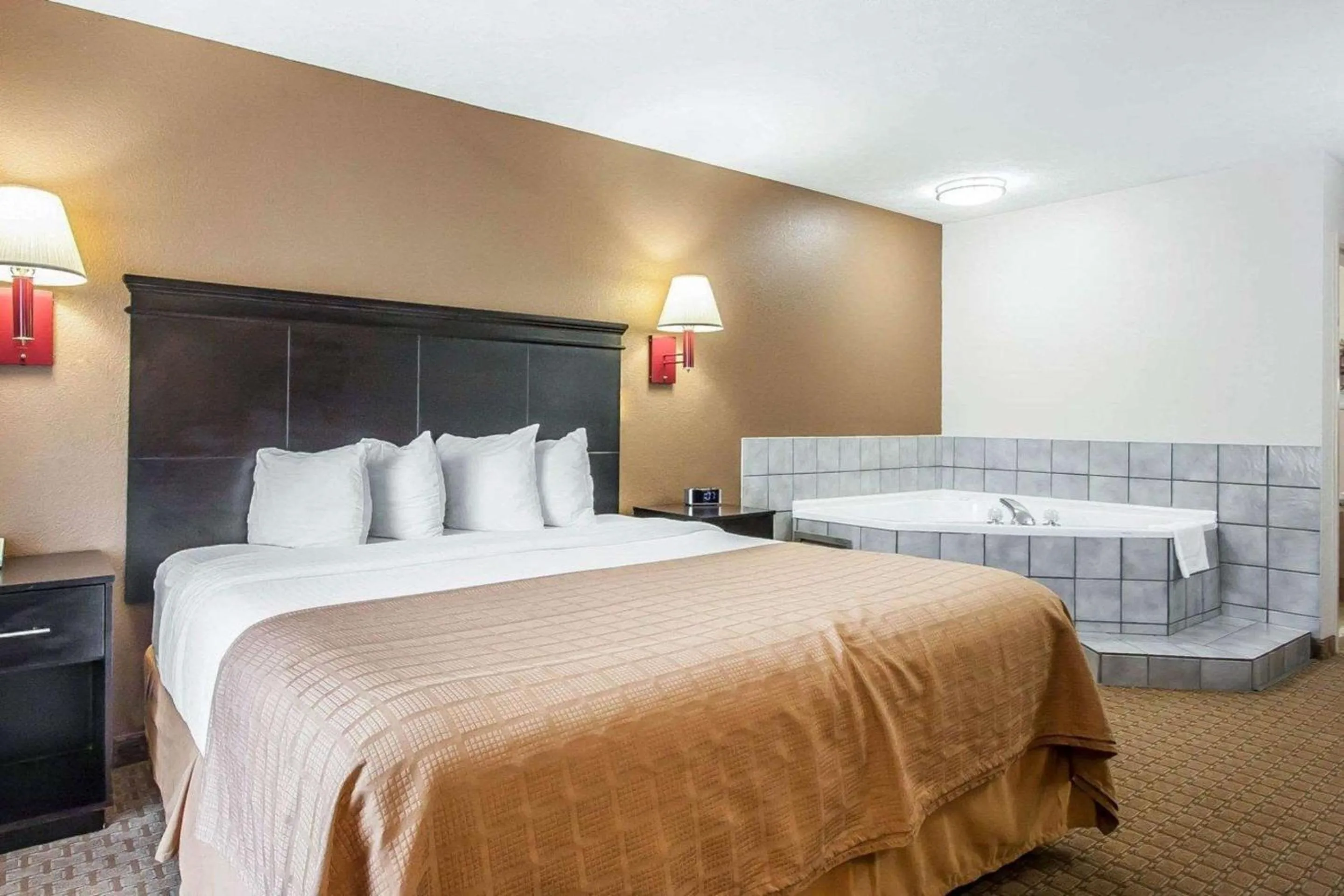 Photo of the whole room, Bed in Quality Inn Savannah South