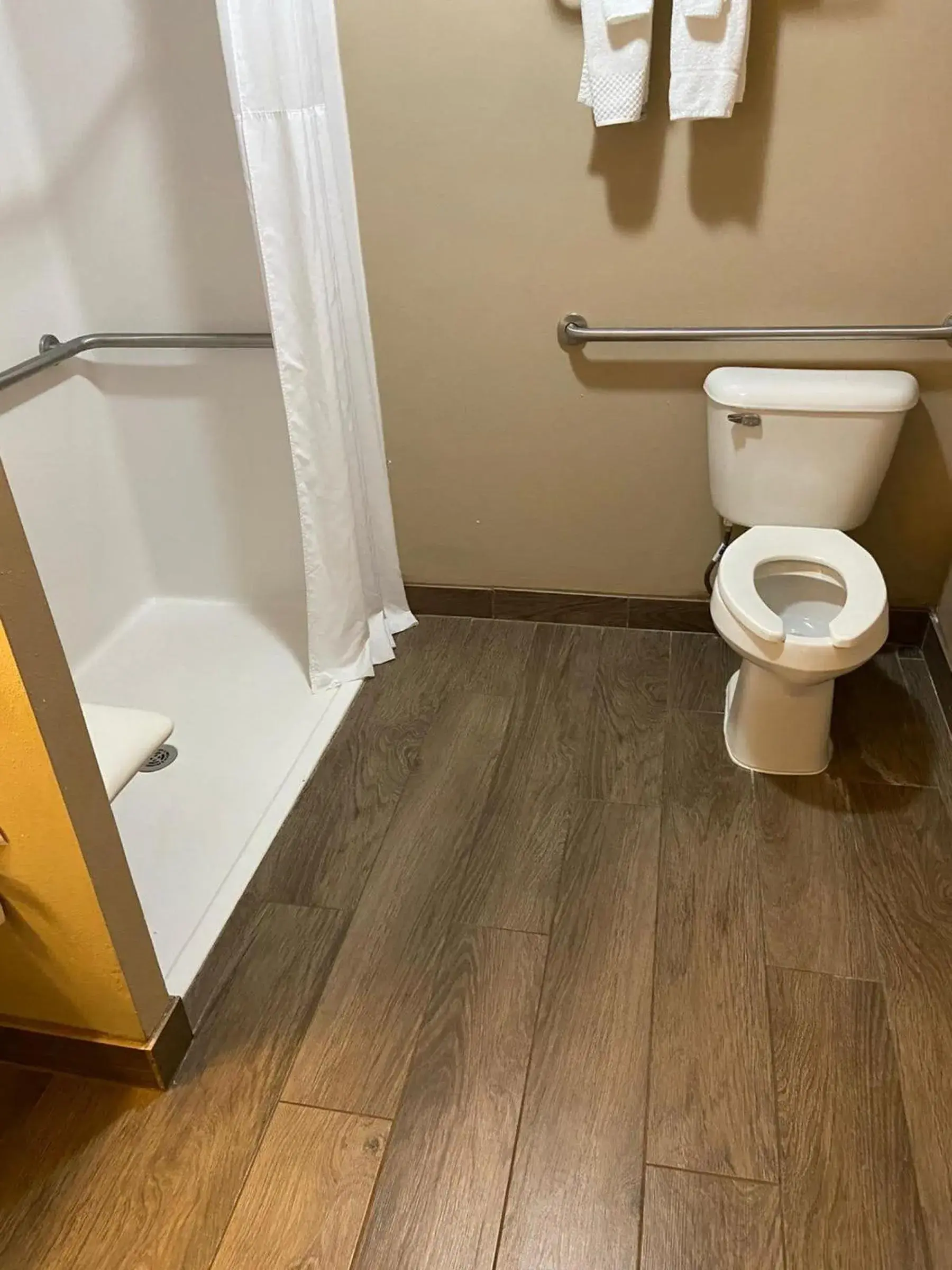 King Room with Roll-in Shower - Mobility Access/Non-Smoking in Wingate by Wyndham Beaver I-15 King Room with Roll-in Shower - Mobility Access/Non-Smoking in Wingate by Wyndham Beaver I-15