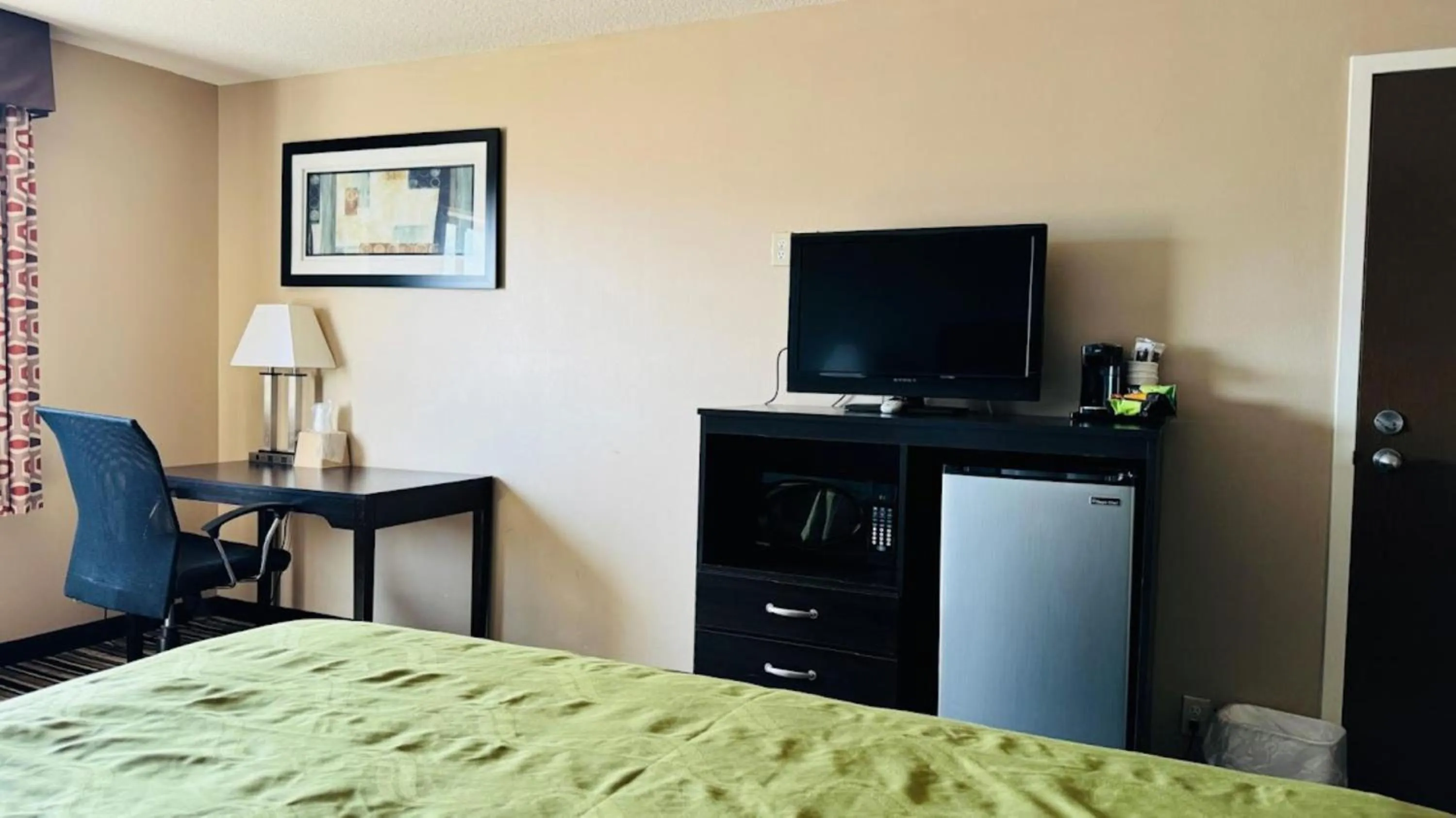 TV and multimedia, Bed in Wingate by Wyndham Beaver I-15