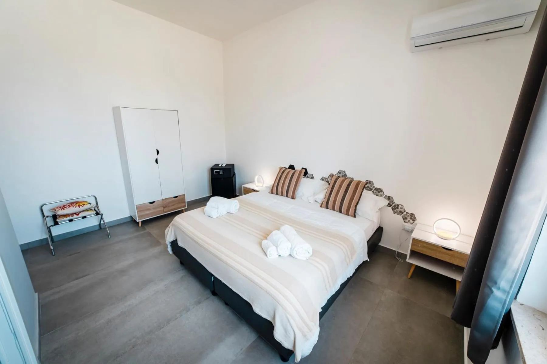 Bed in Sunset Wave - STAGNONE KITESURF VILLAGE