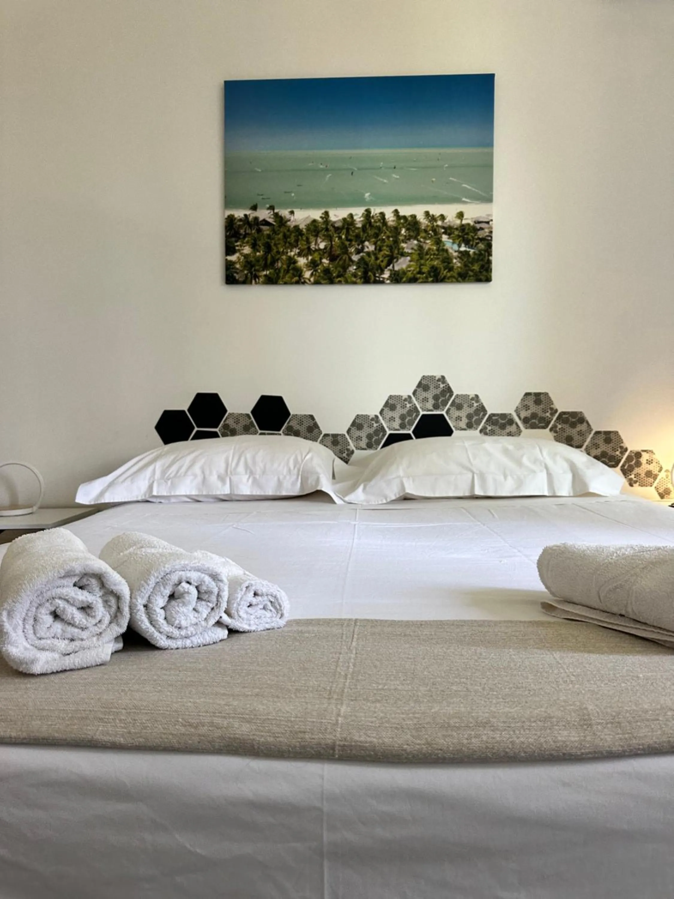 Bed in Sunset Wave - STAGNONE KITESURF VILLAGE