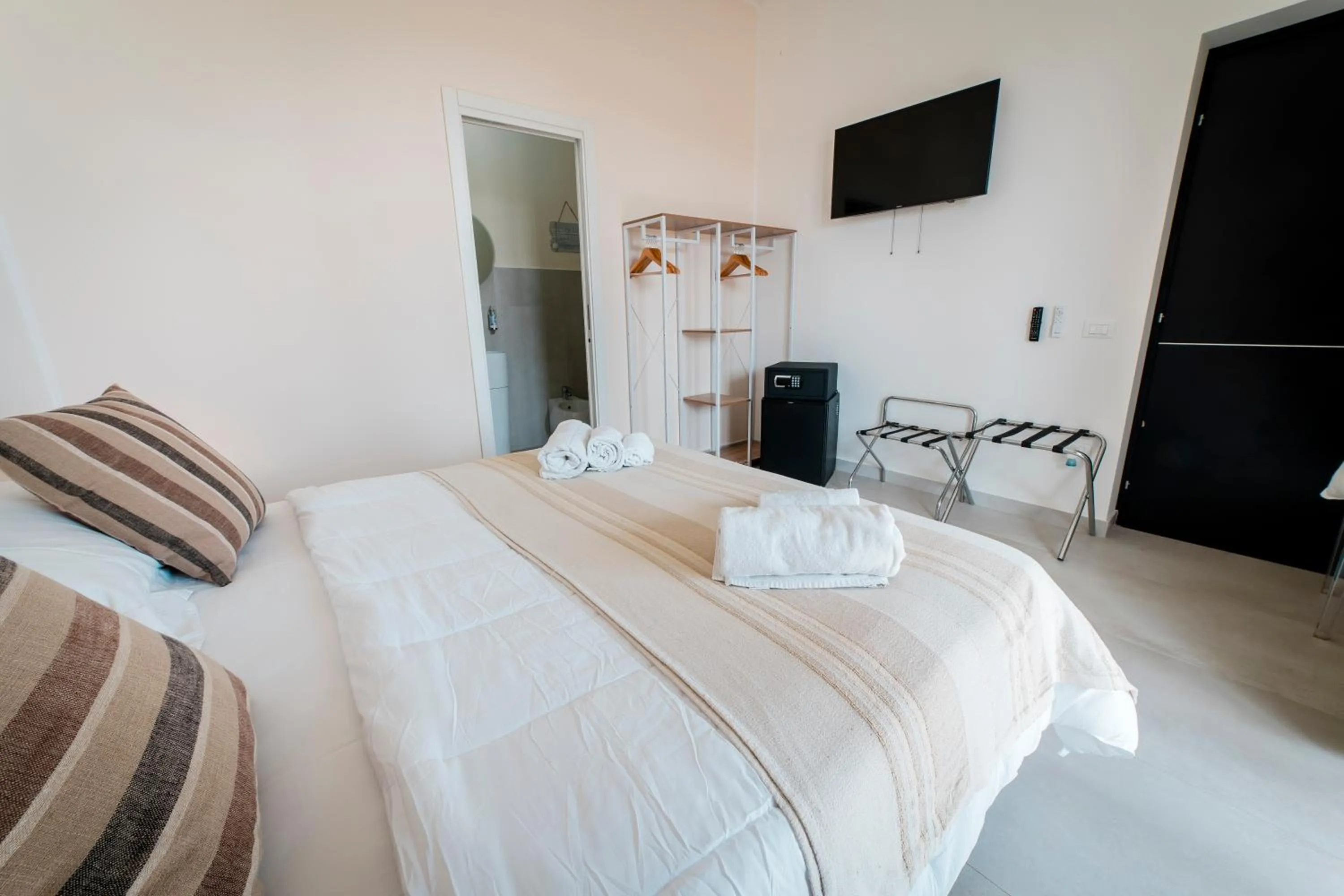 Bed in Sunset Wave - STAGNONE KITESURF VILLAGE