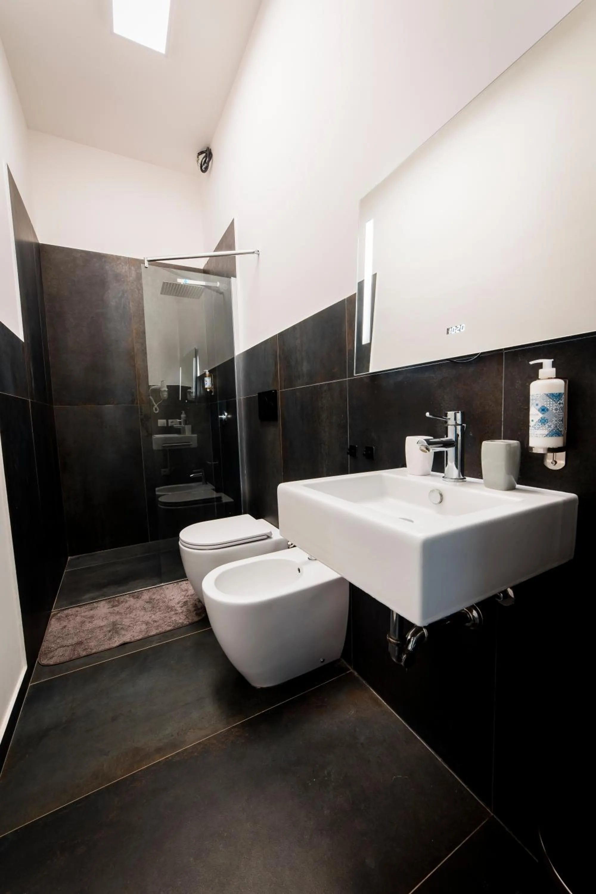 Shower in Sunset Wave - STAGNONE KITESURF VILLAGE