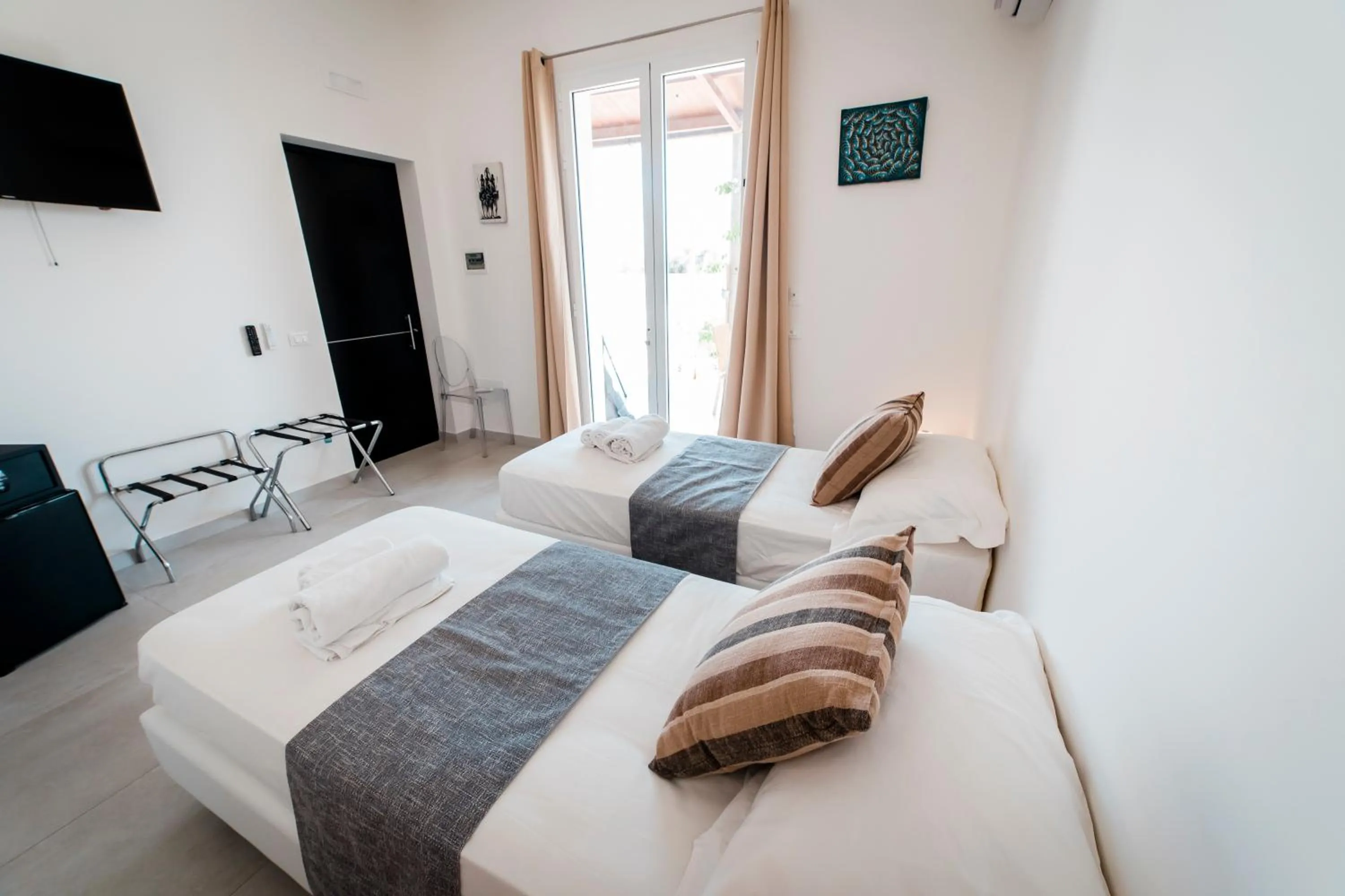 Bed in Sunset Wave - STAGNONE KITESURF VILLAGE