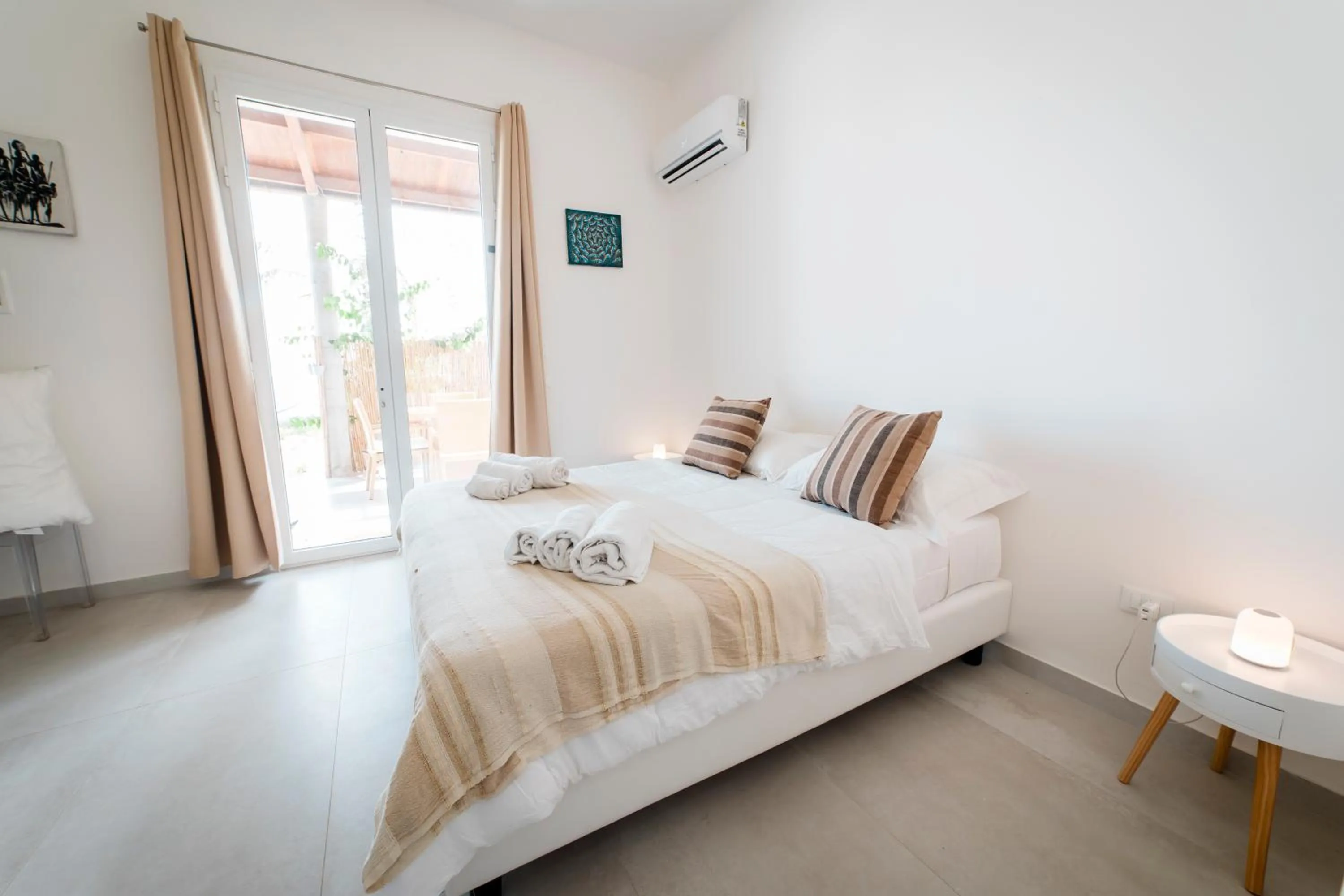 Photo of the whole room, Bed in Sunset Wave - STAGNONE KITESURF VILLAGE