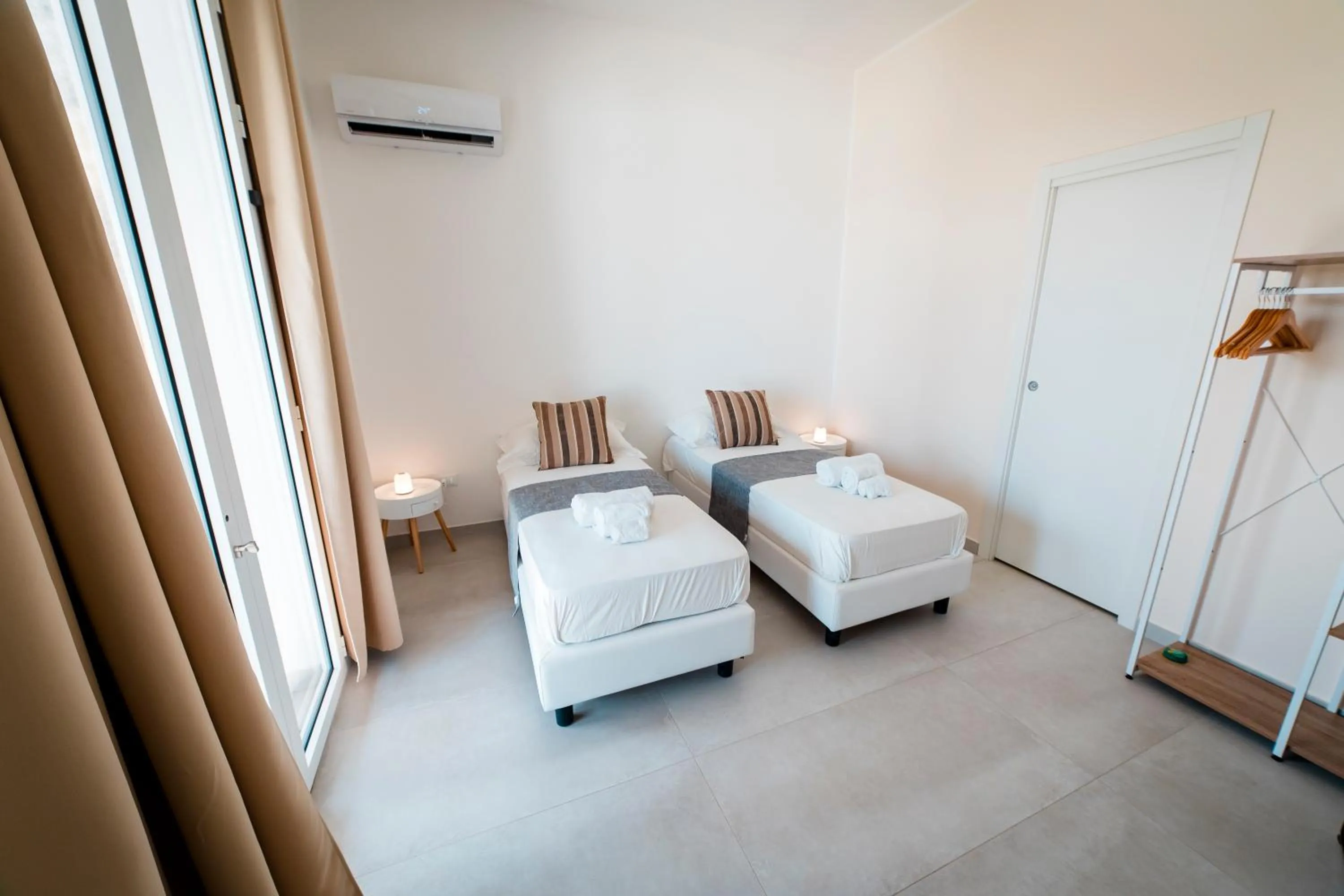 Bed in Sunset Wave - STAGNONE KITESURF VILLAGE