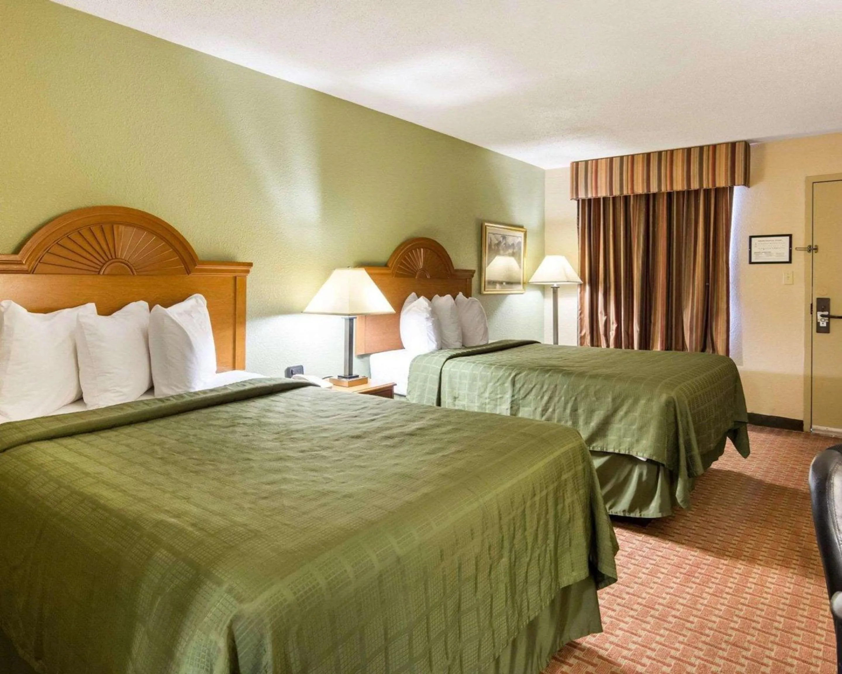 Photo of the whole room, Bed in Quality Inn South Hill I-85