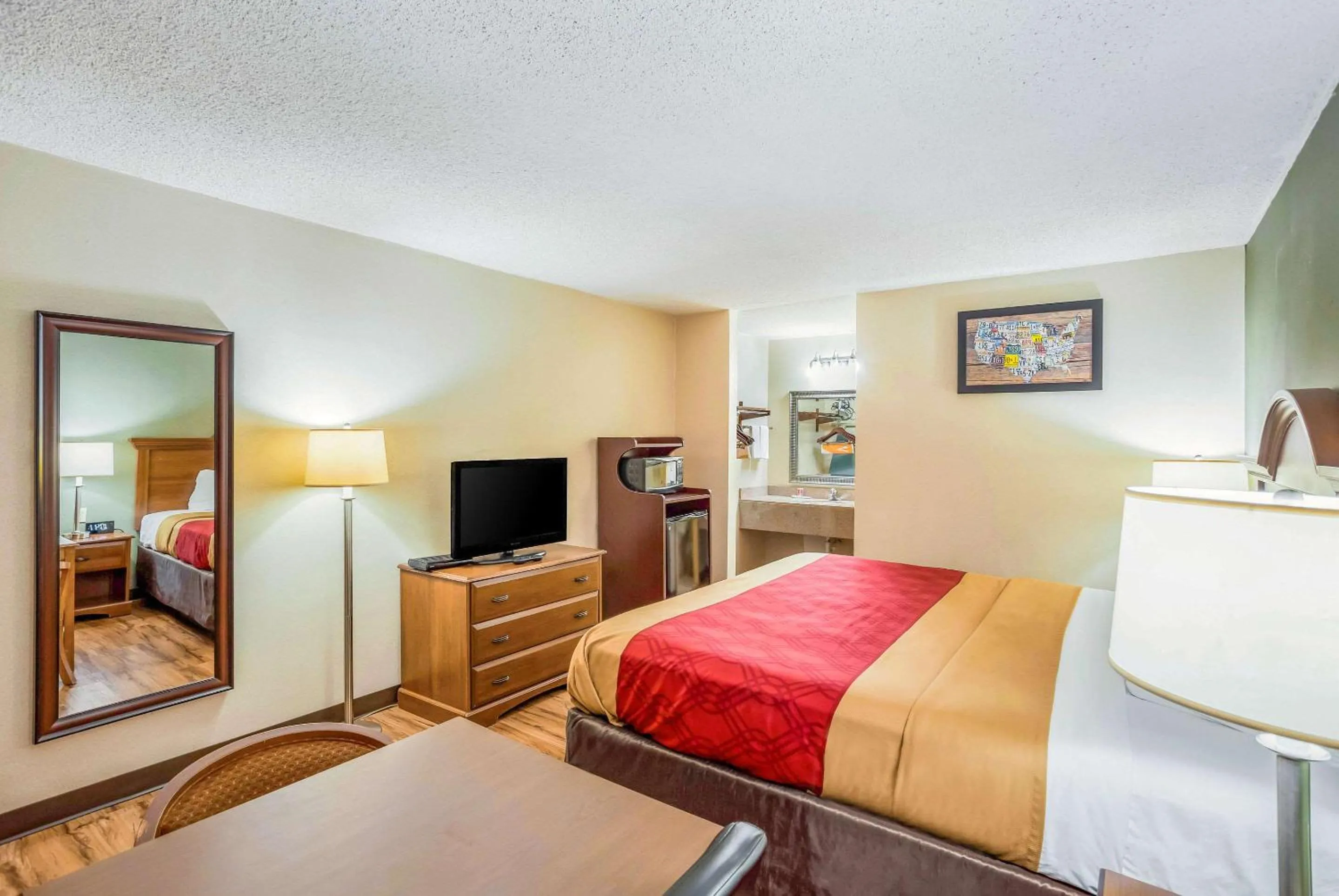 Bedroom, Bed in Econo Lodge Huntington - Barboursville University Area