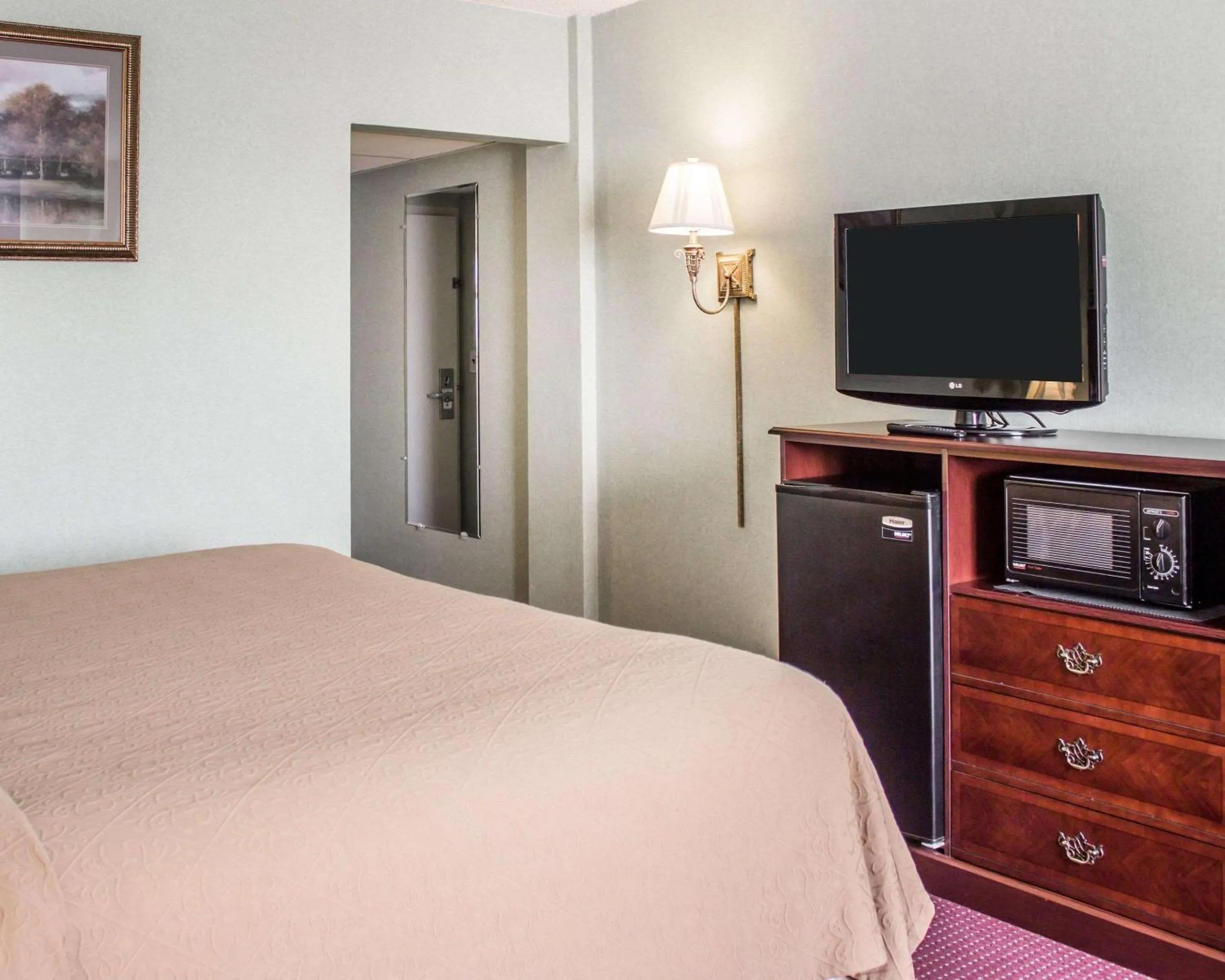 Photo of the whole room, Bed in Quality Inn & Conference Center Franklin Downtown