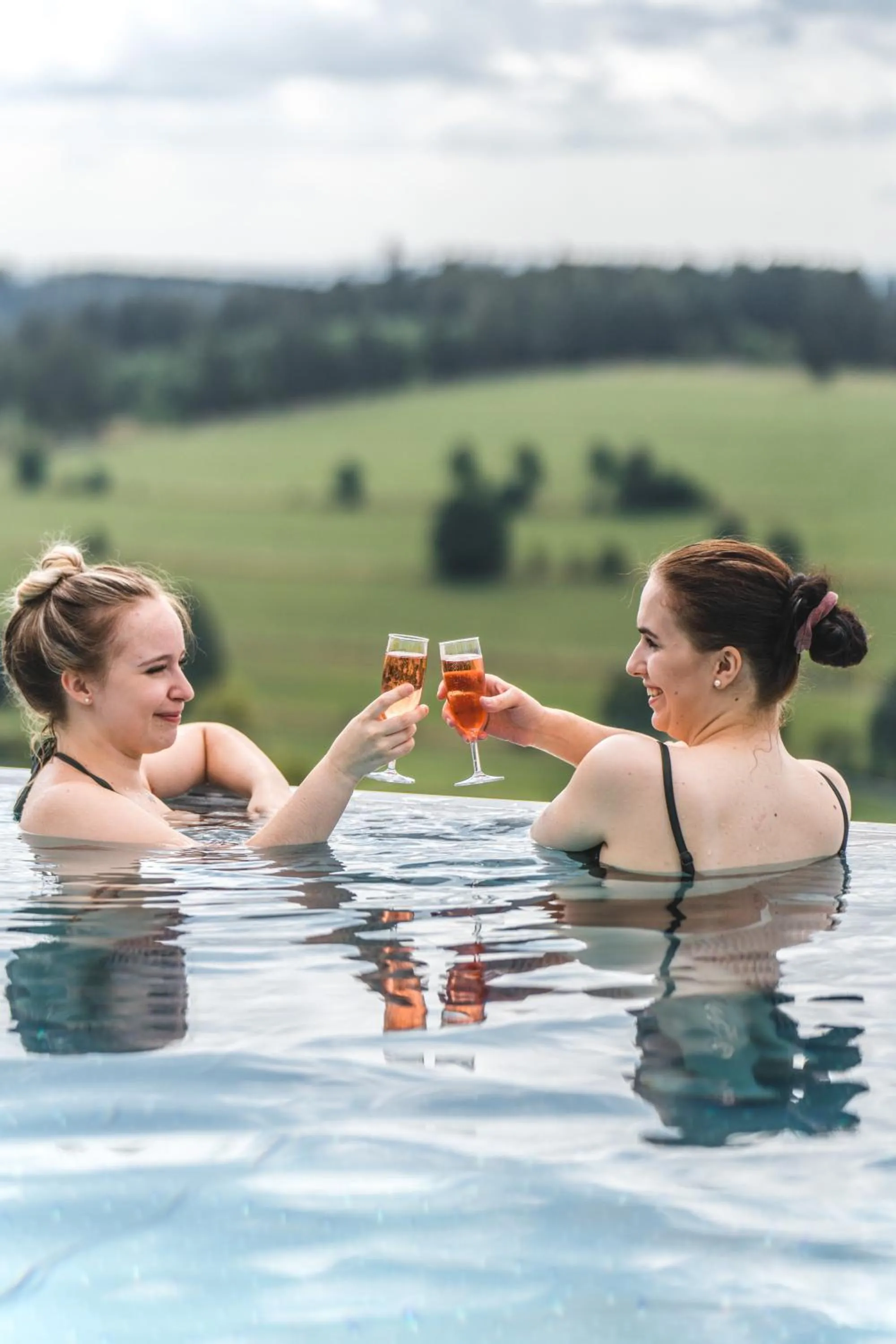 People in Schwarzwald Wellnesshotel SAIGERHÖH I Spa Golf & Wandern über dem Titisee