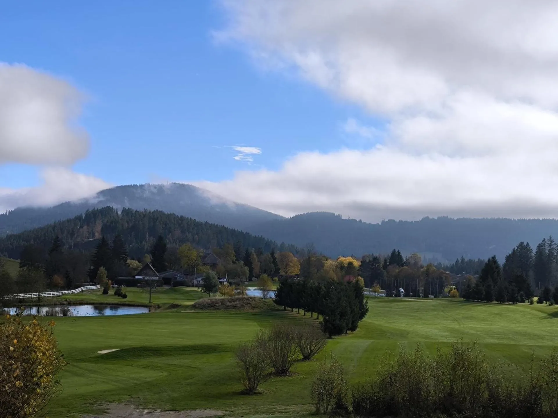 Golfcourse in Schwarzwald Wellnesshotel SAIGERHÖH I Spa Golf & Wandern über dem Titisee