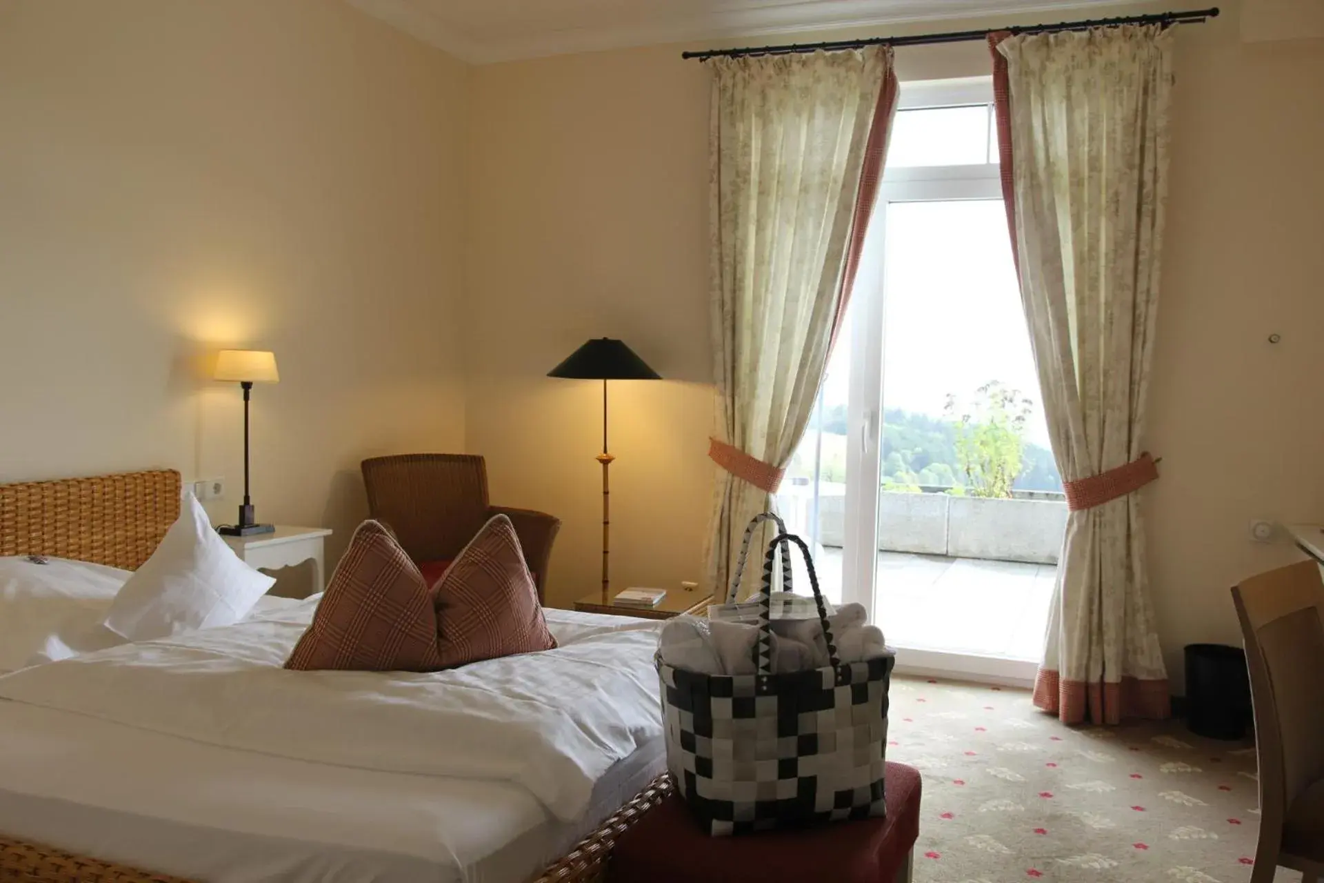 Single Room with Pool View - single occupancy in Schwarzwald Wellnesshotel SAIGERHÖH I Spa Golf & Wandern über dem Titisee Single Room with Pool View - single occupancy in Schwarzwald Wellnesshotel SAIGERHÖH I Spa Golf & Wandern über dem Titisee