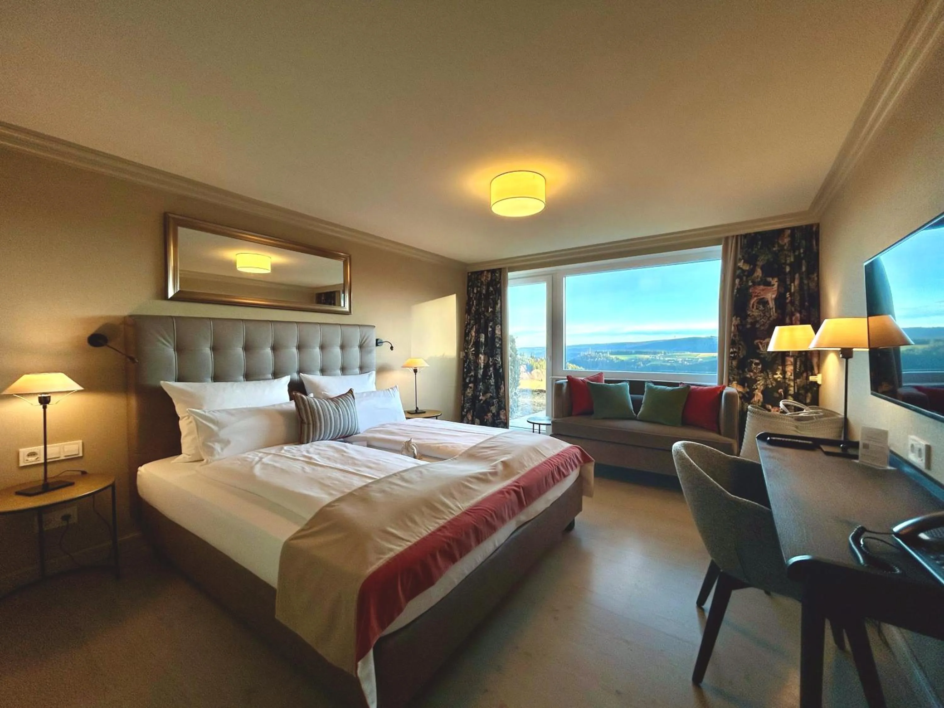 Bed in Schwarzwald Wellnesshotel SAIGERHÖH I Spa Golf & Wandern über dem Titisee