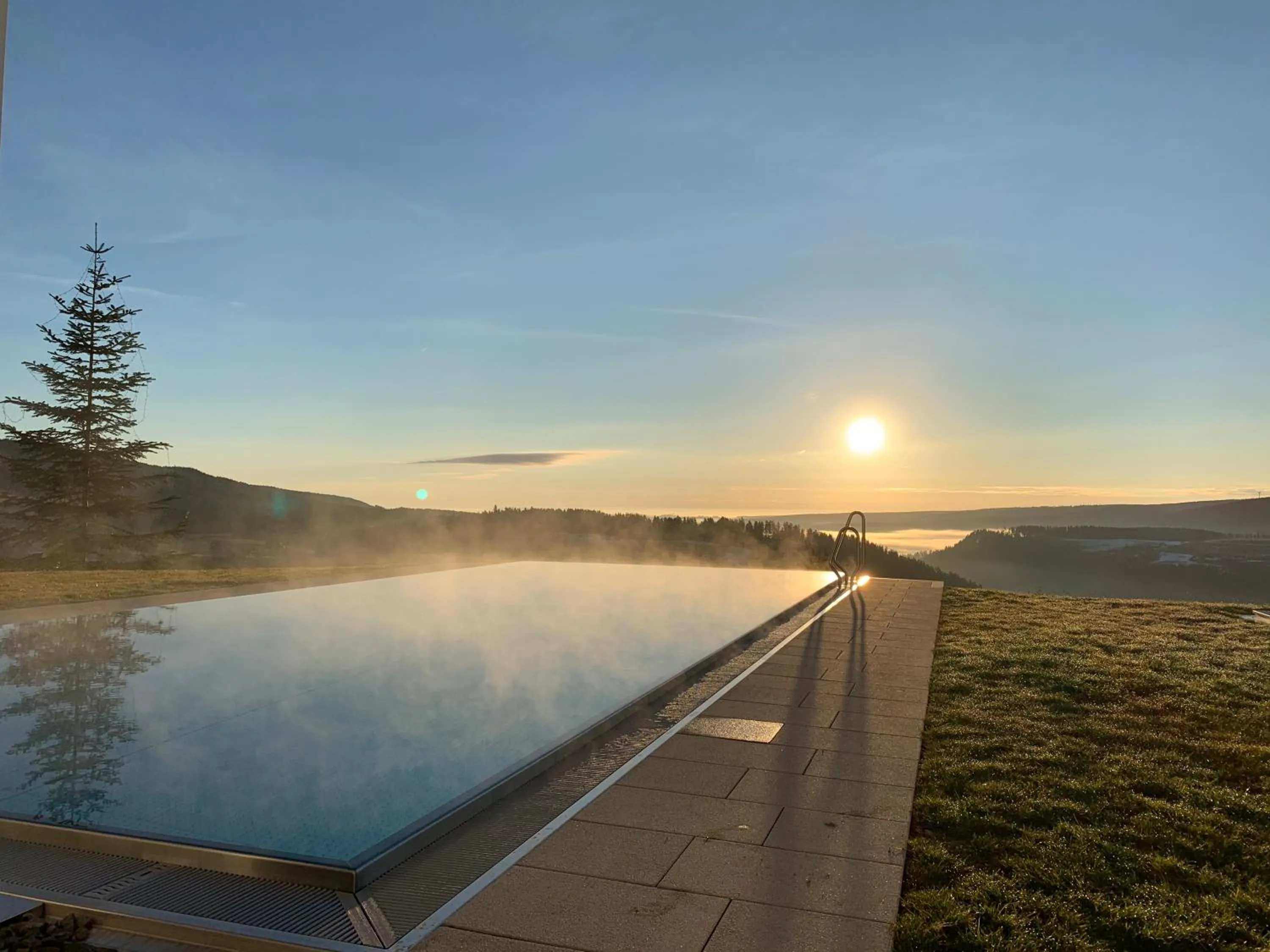 Swimming pool in Schwarzwald Wellnesshotel SAIGERHÖH I Spa Golf & Wandern über dem Titisee
