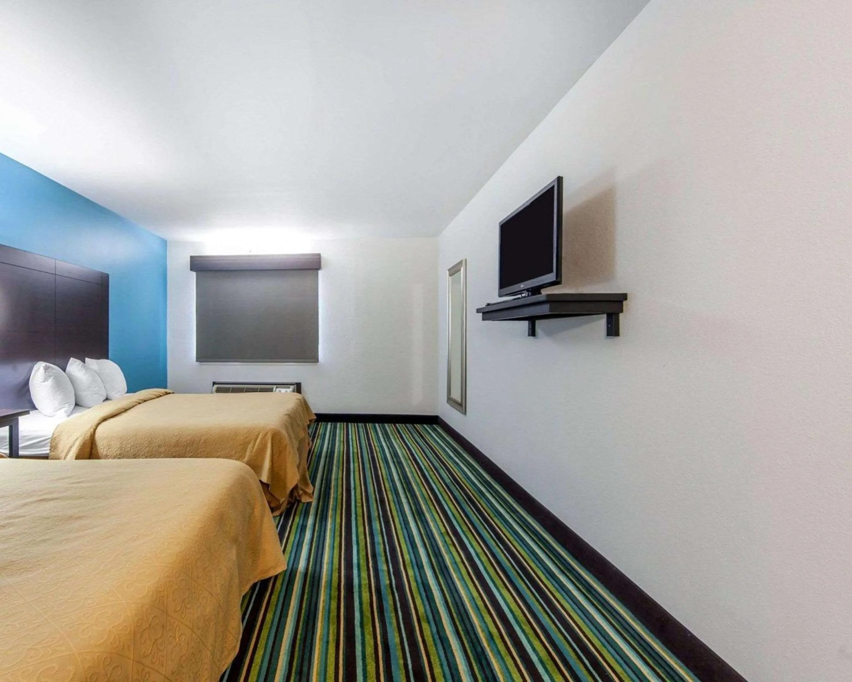 Photo of the whole room, Bed in Quality Inn & Suites