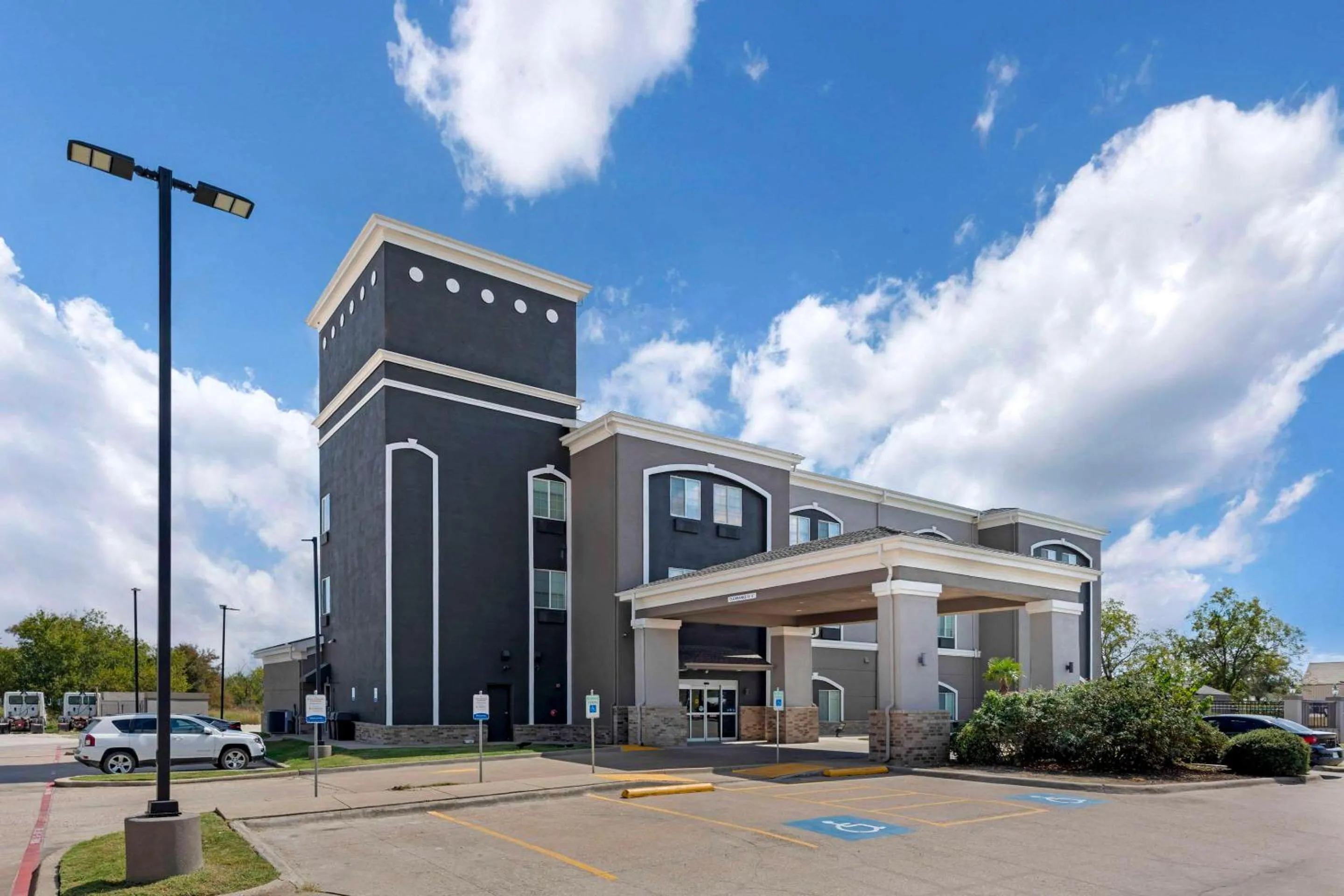 Property building in Quality Inn and Suites Groesbeck
