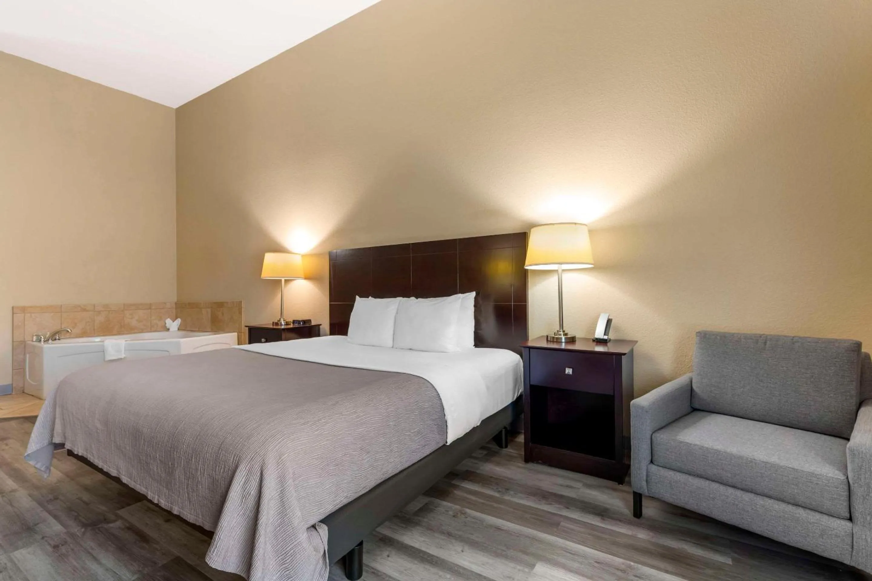 Bedroom, Bed in Quality Inn and Suites Groesbeck