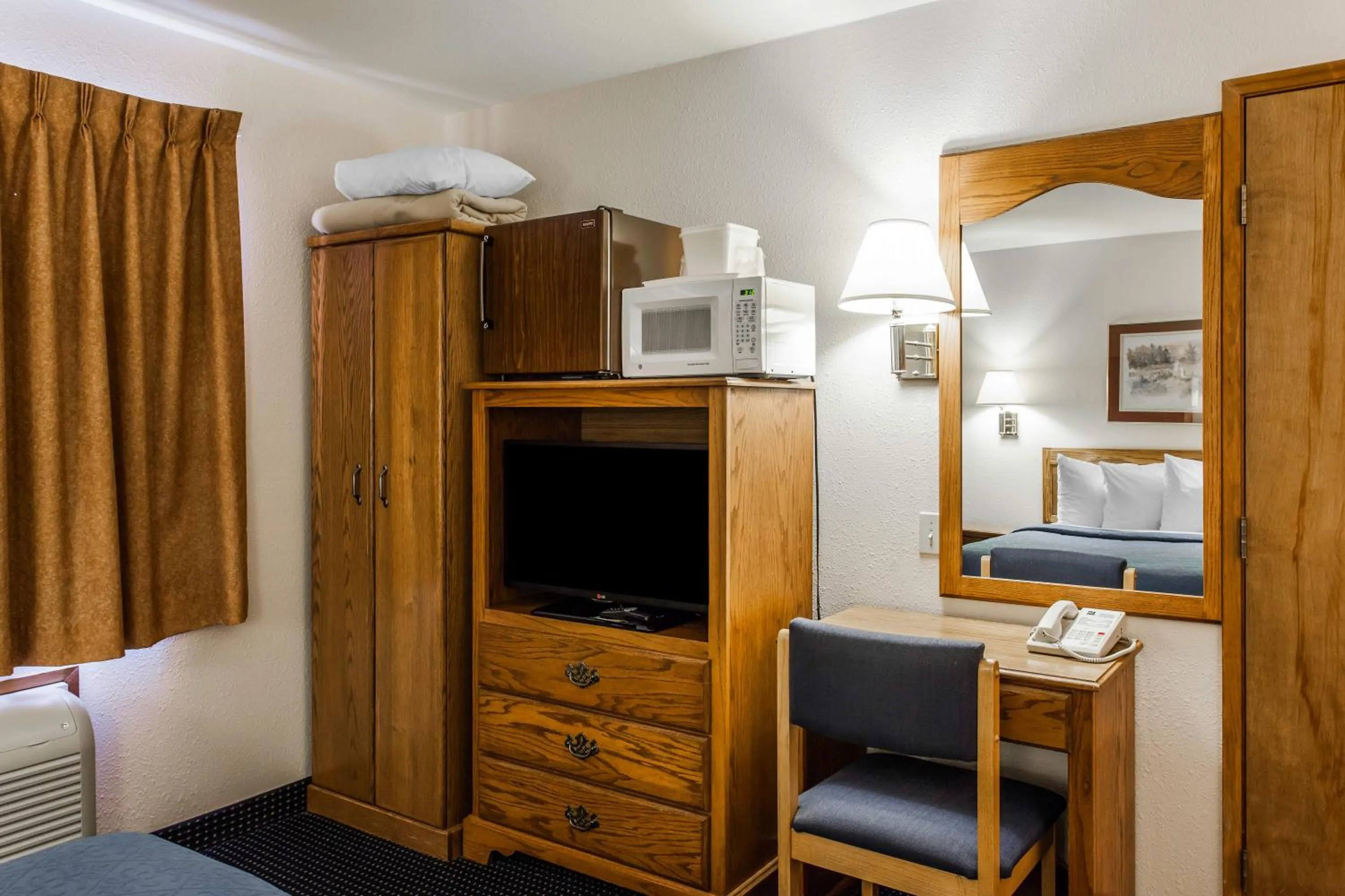 Photo of the whole room, Bed in Quality Inn & Suites Goldendale