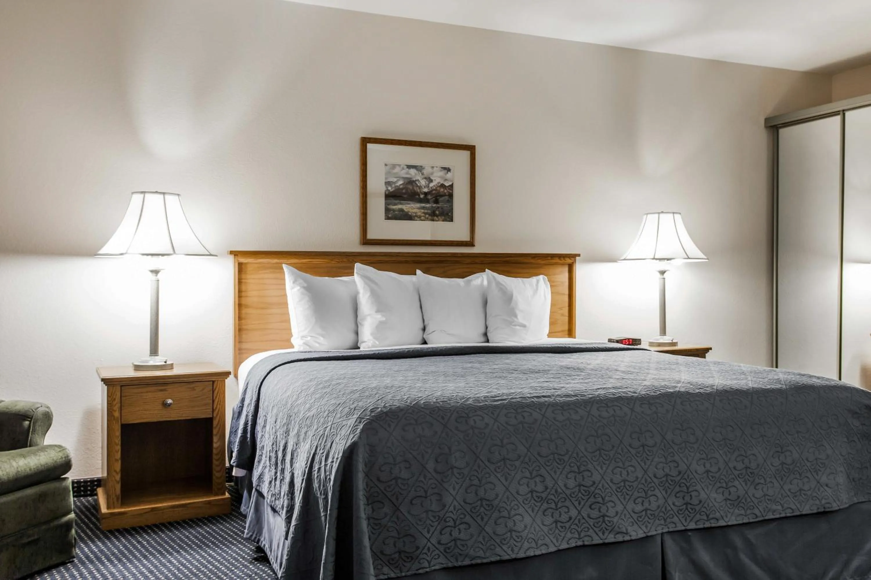 Bed in Quality Inn & Suites Goldendale