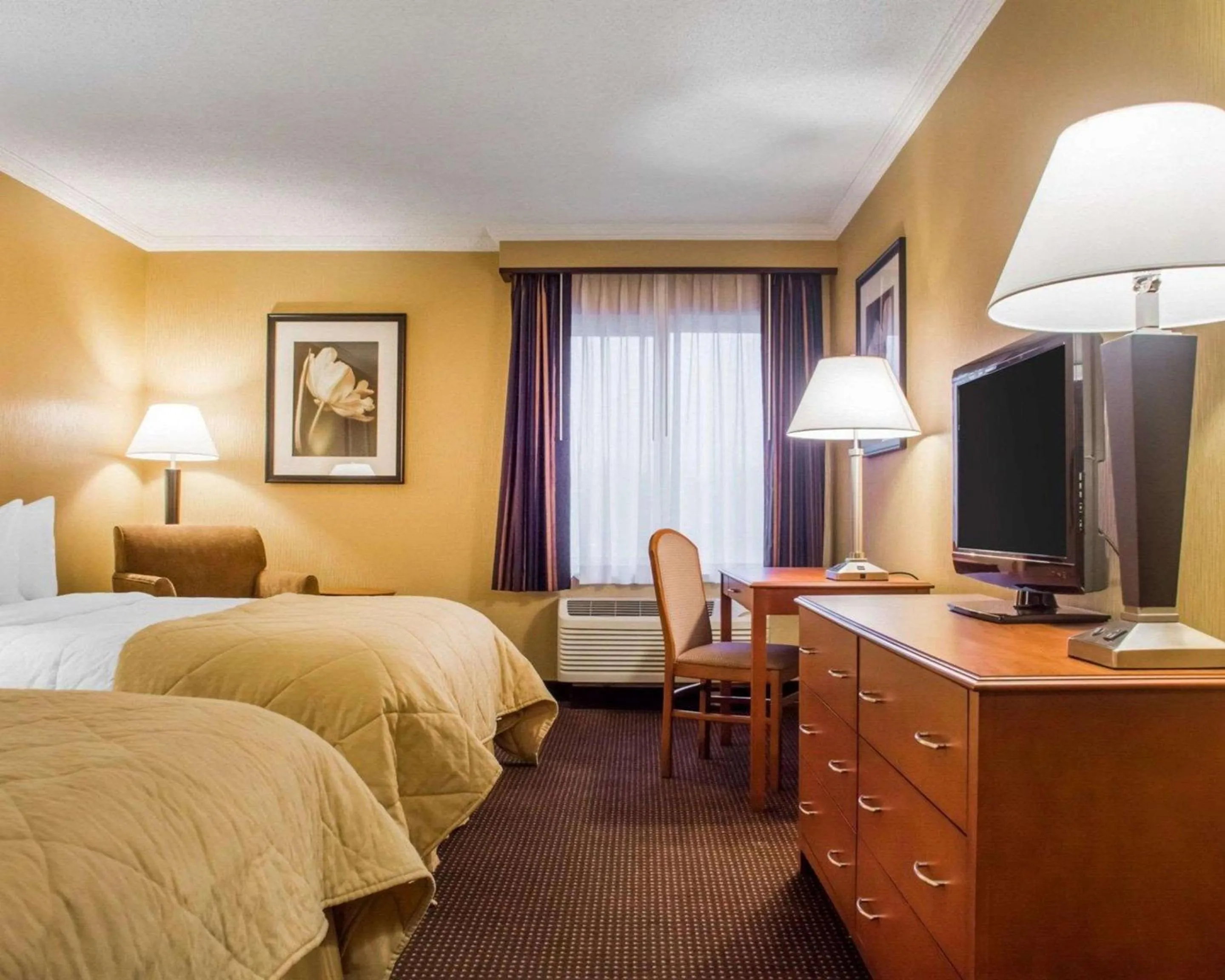 Photo of the whole room, Bed in Clarion Hotel & Suites Riverfront