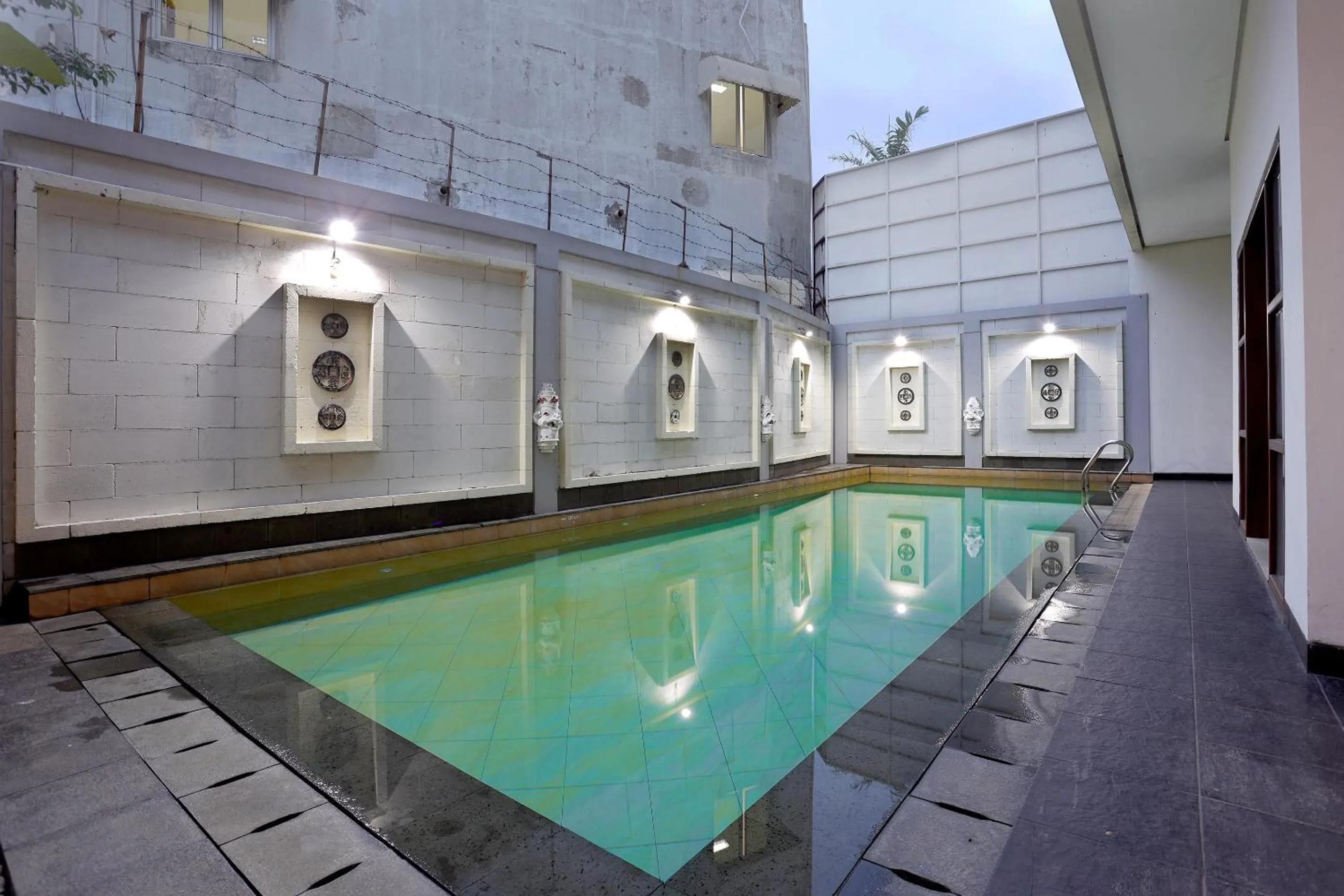 Swimming pool in Jambuluwuk Mansion Pakubuwono
