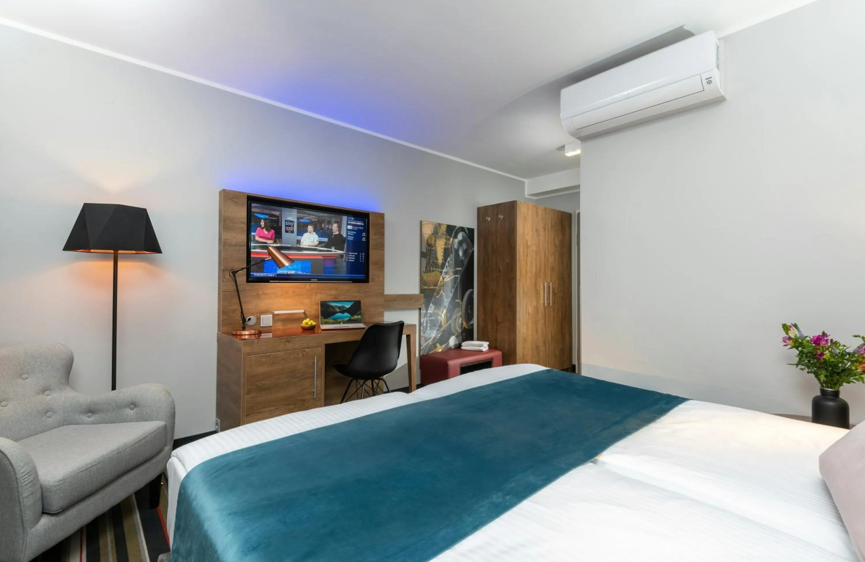 Photo of the whole room, Bed in Leonardo Boutique Hotel Berlin City South