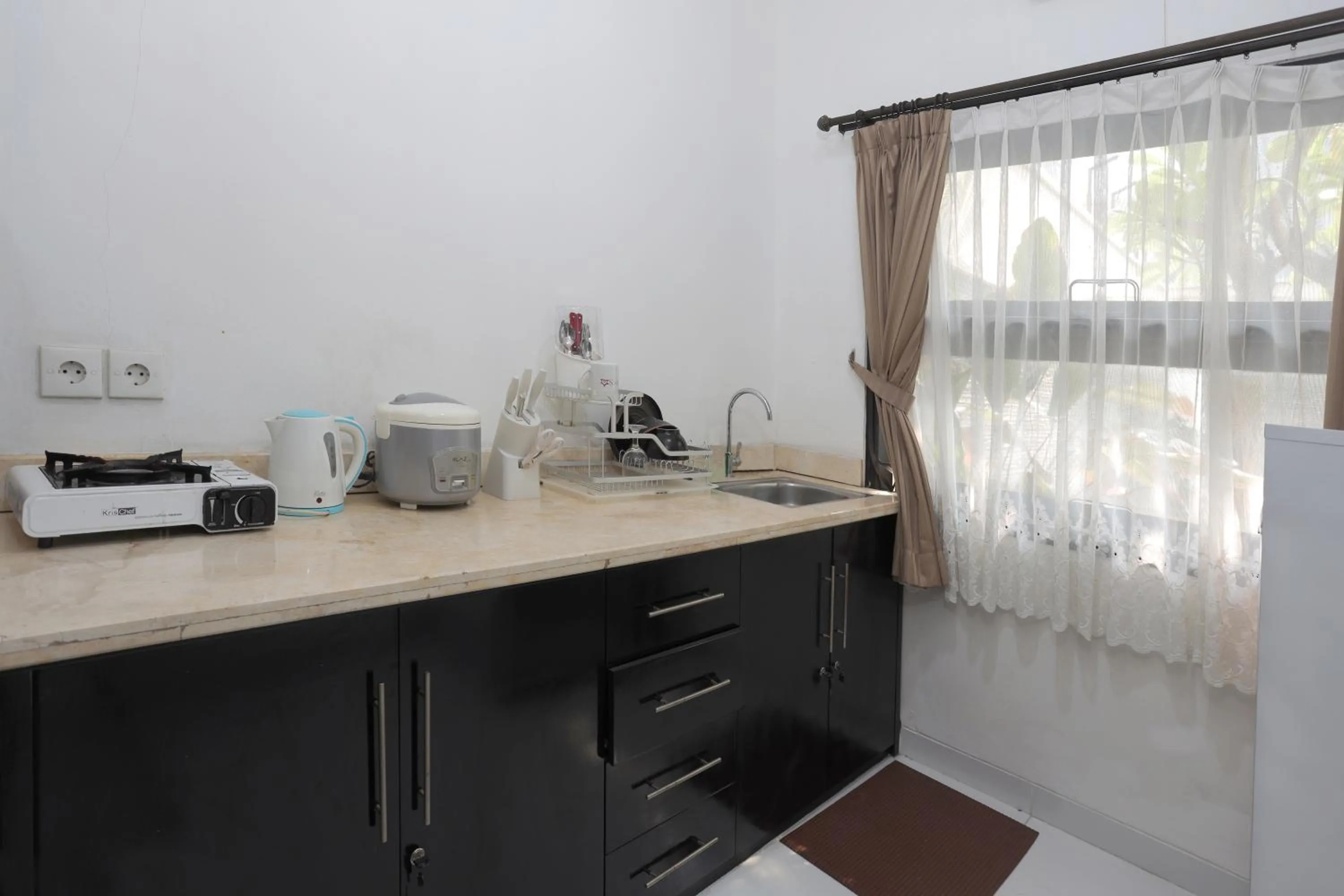 Kitchen or kitchenette in Jambuluwuk Heritage Menteng Suites
