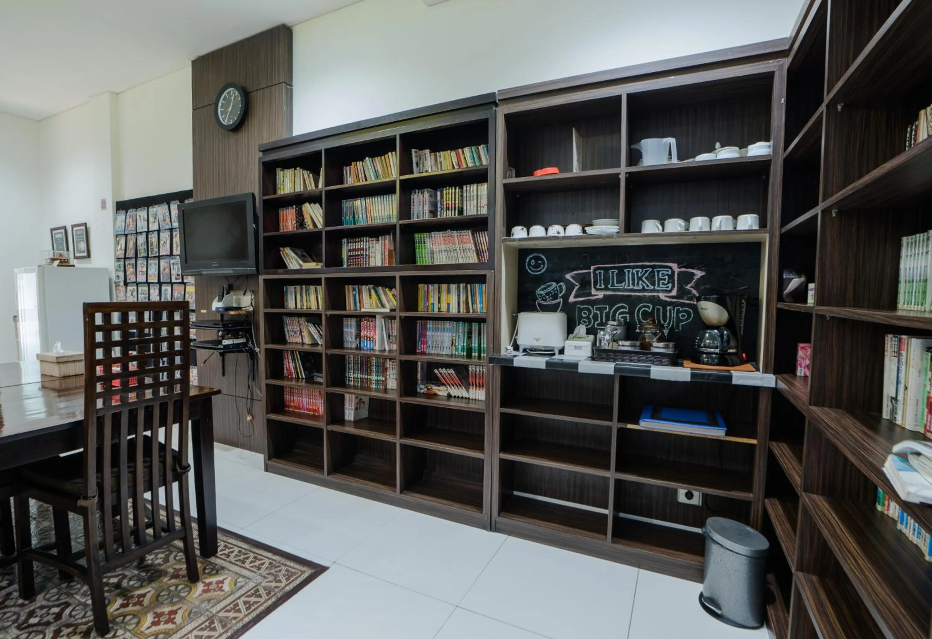 Library in Jambuluwuk Heritage Menteng Suites
