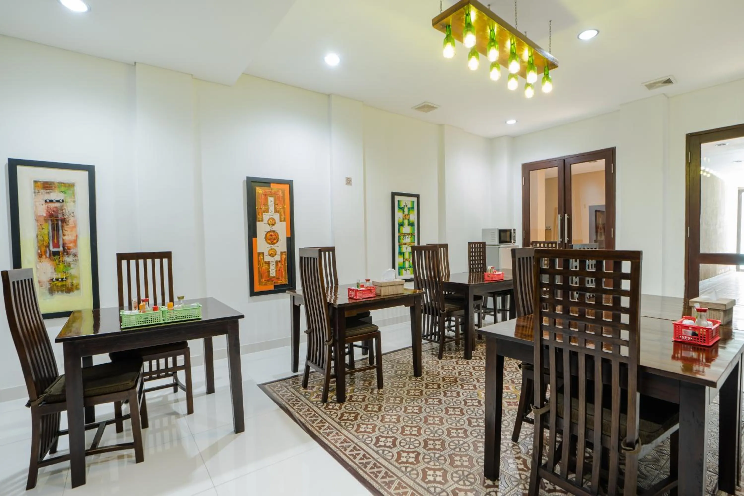 Restaurant/places to eat in Jambuluwuk Heritage Menteng Suites
