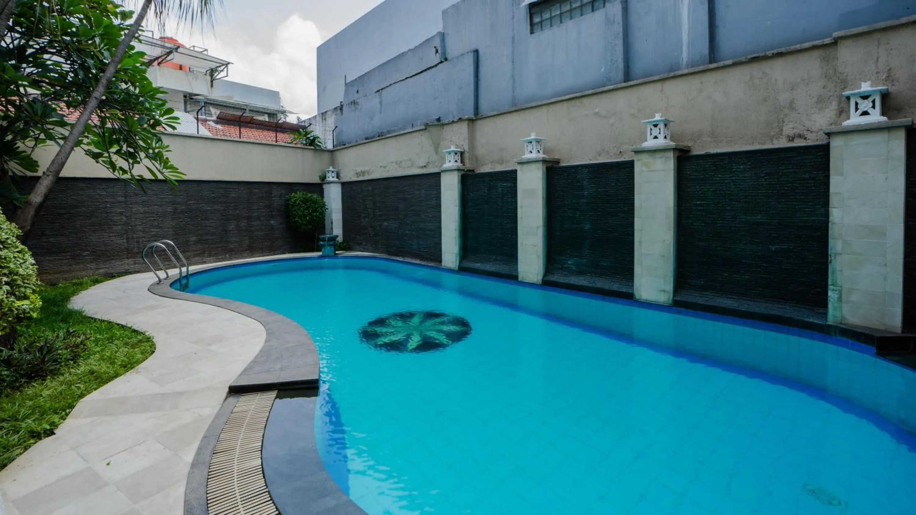 Swimming pool in Jambuluwuk Heritage Menteng Suites