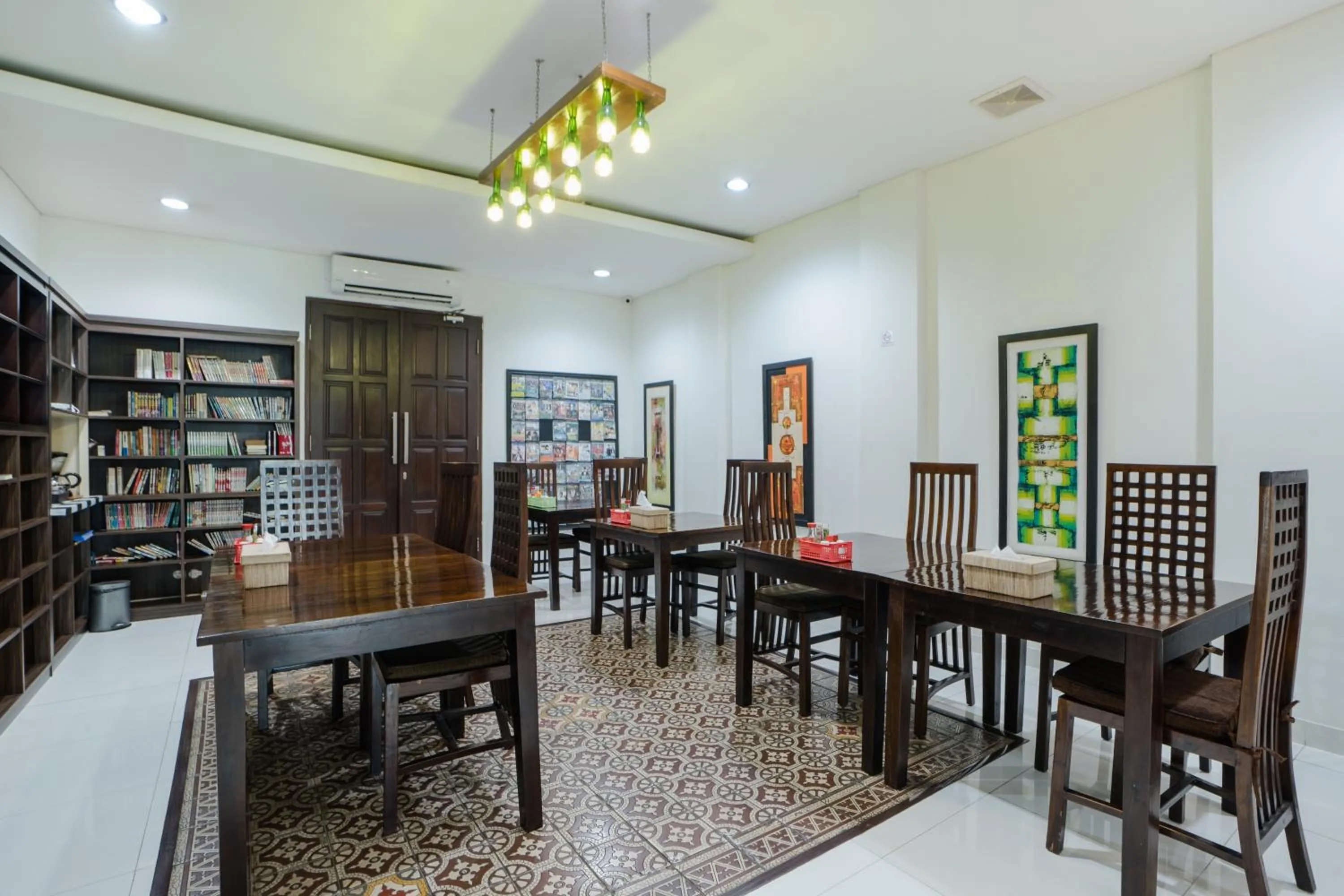 Restaurant/places to eat in Jambuluwuk Heritage Menteng Suites