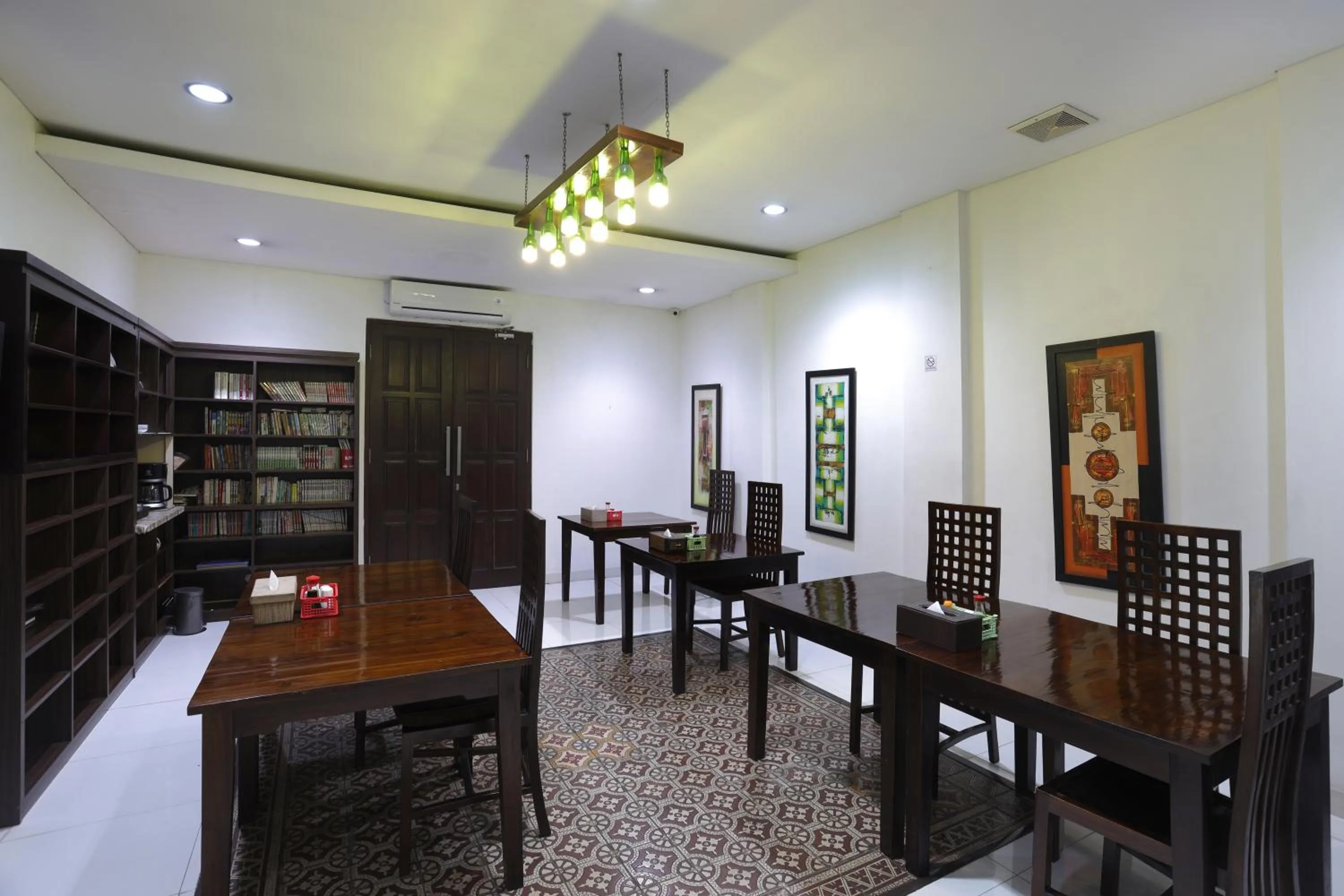 Dining area in Jambuluwuk Heritage Menteng Suites