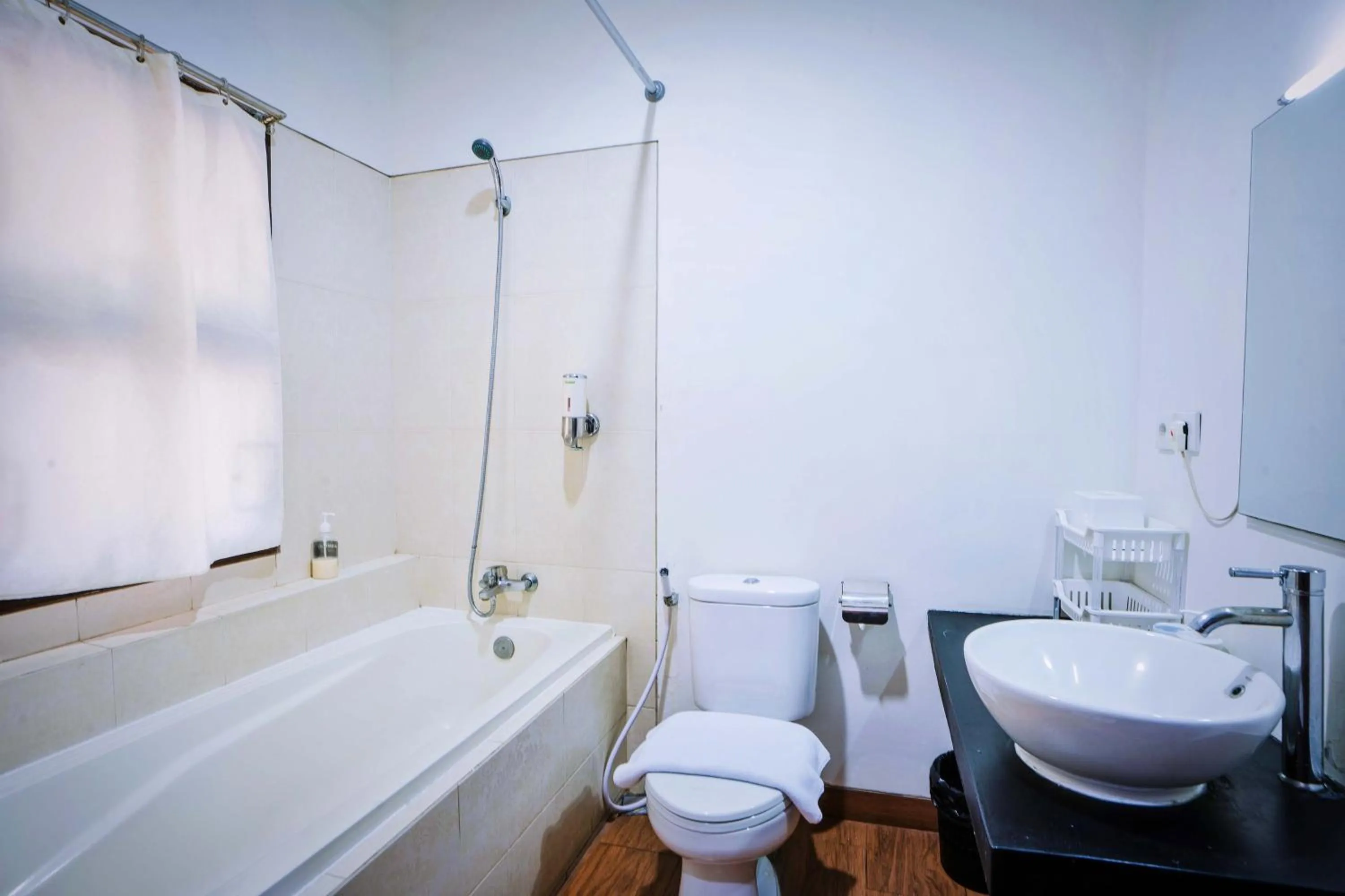 Toilet in Jambuluwuk Heritage Menteng Suites