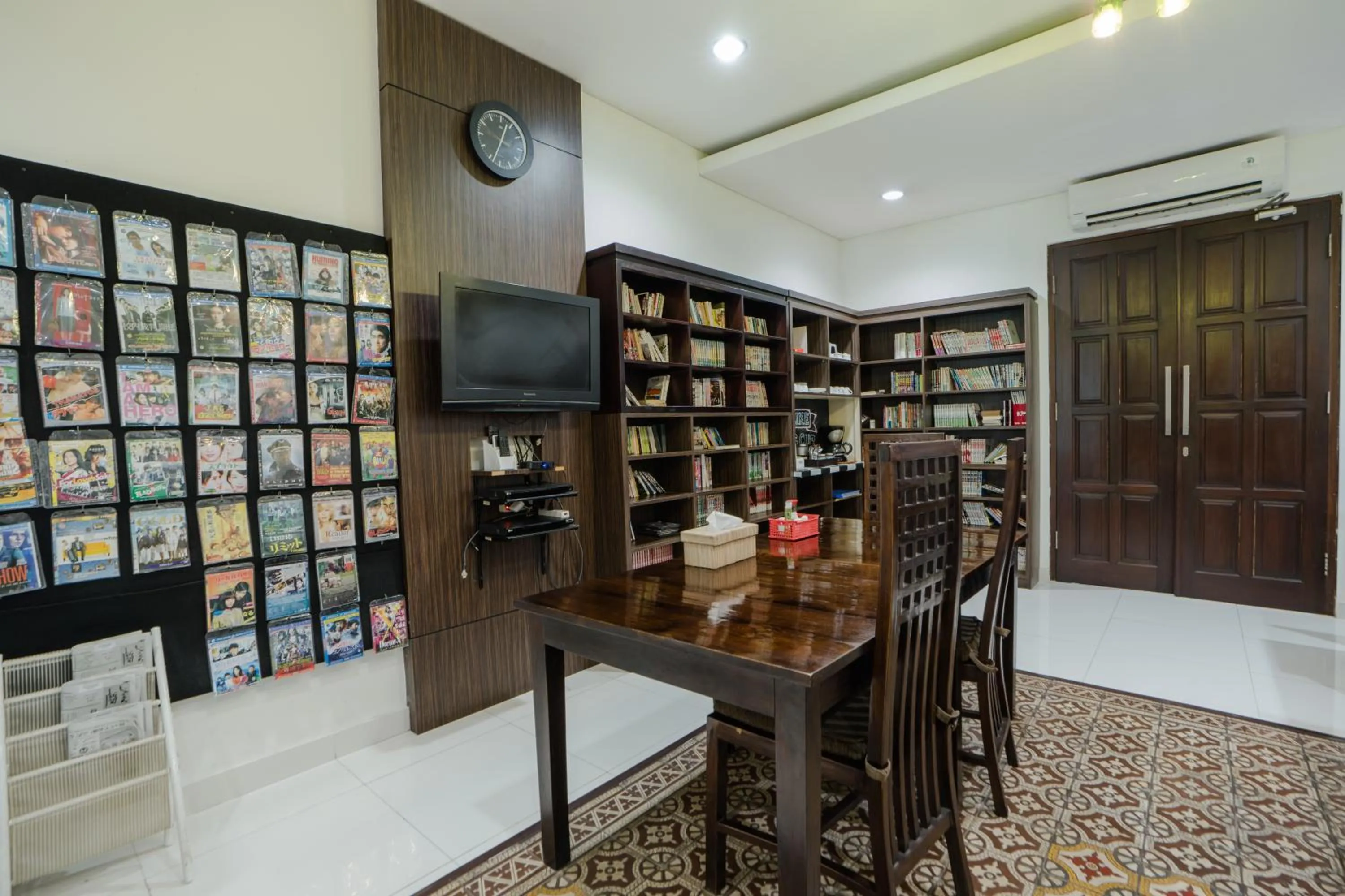 Library in Jambuluwuk Heritage Menteng Suites