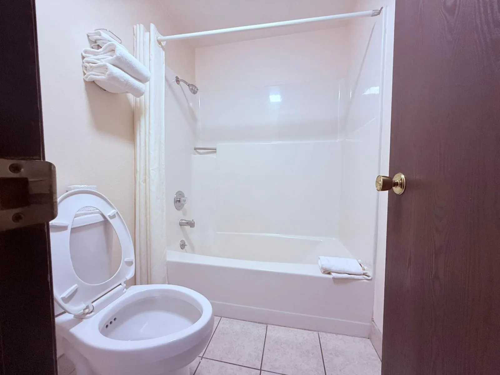 Bathroom in Hardin Lodge Little Bighorn Battlefield I-90