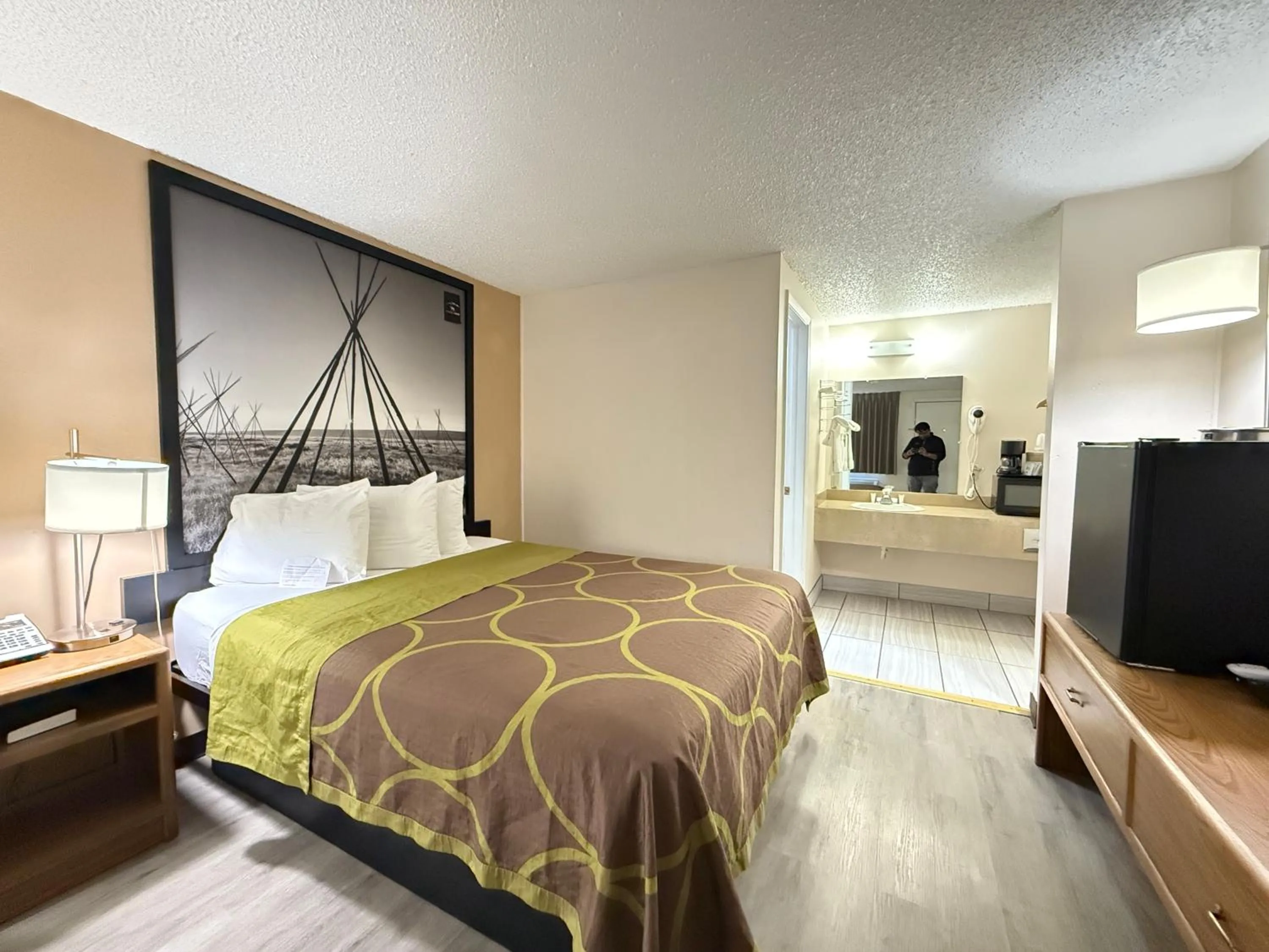 Bedroom, Bed in Hardin Lodge Little Bighorn Battlefield I-90