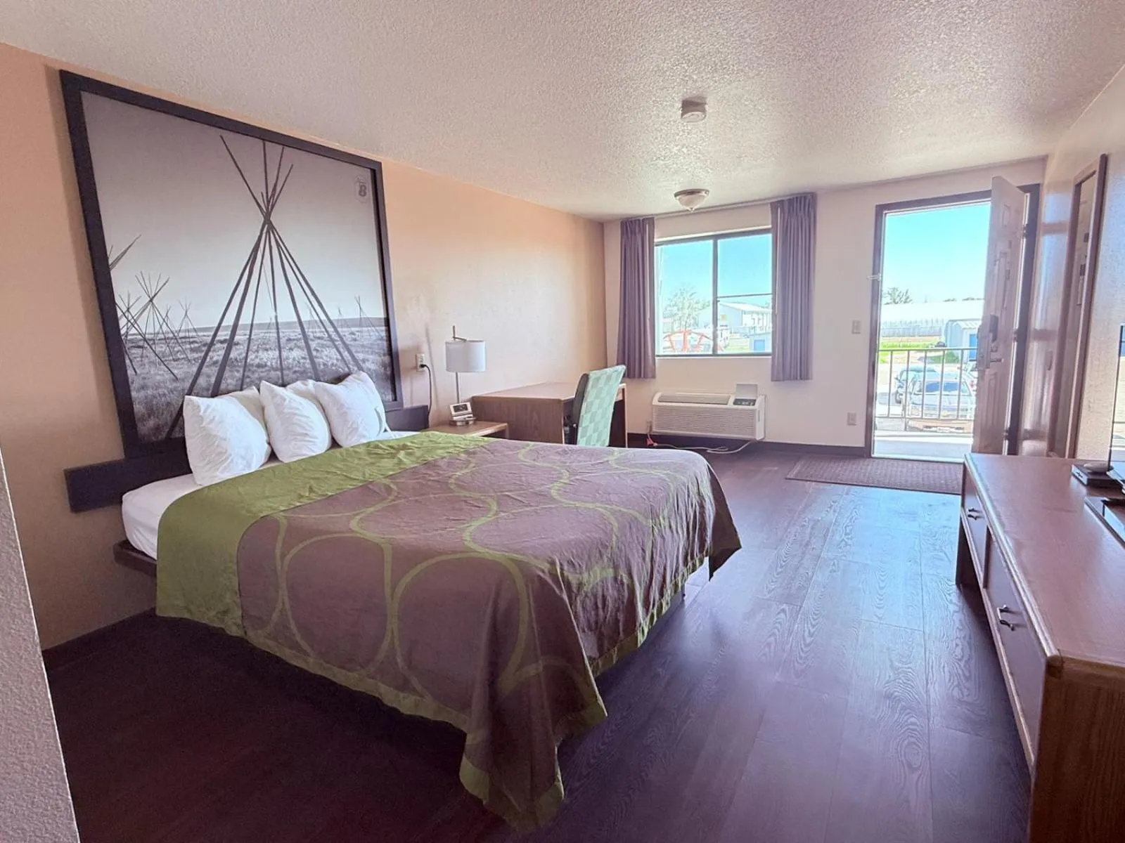 Bedroom, Bed in Hardin Lodge Little Bighorn Battlefield I-90