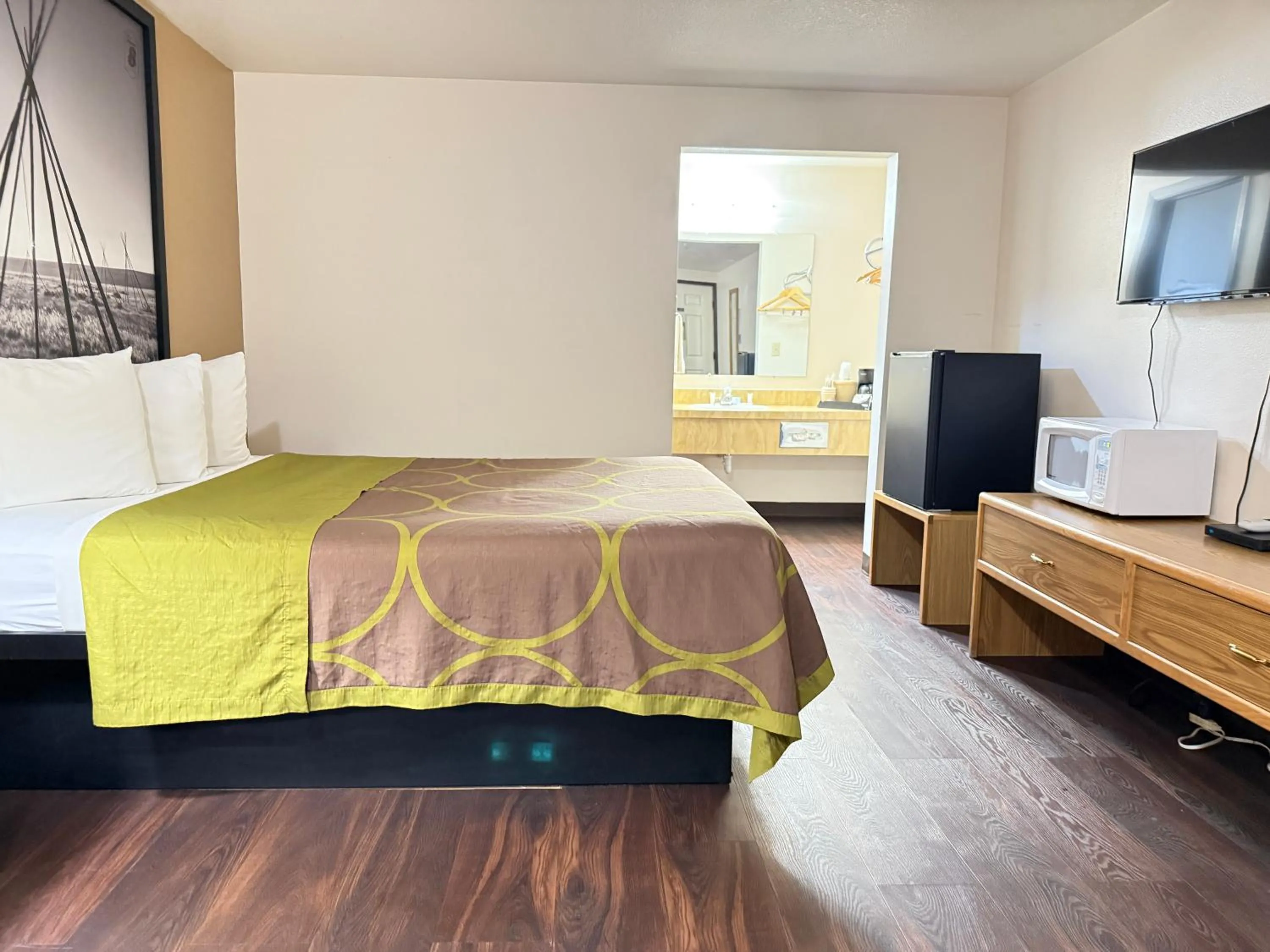 Bedroom, Bed in Hardin Lodge Little Bighorn Battlefield I-90