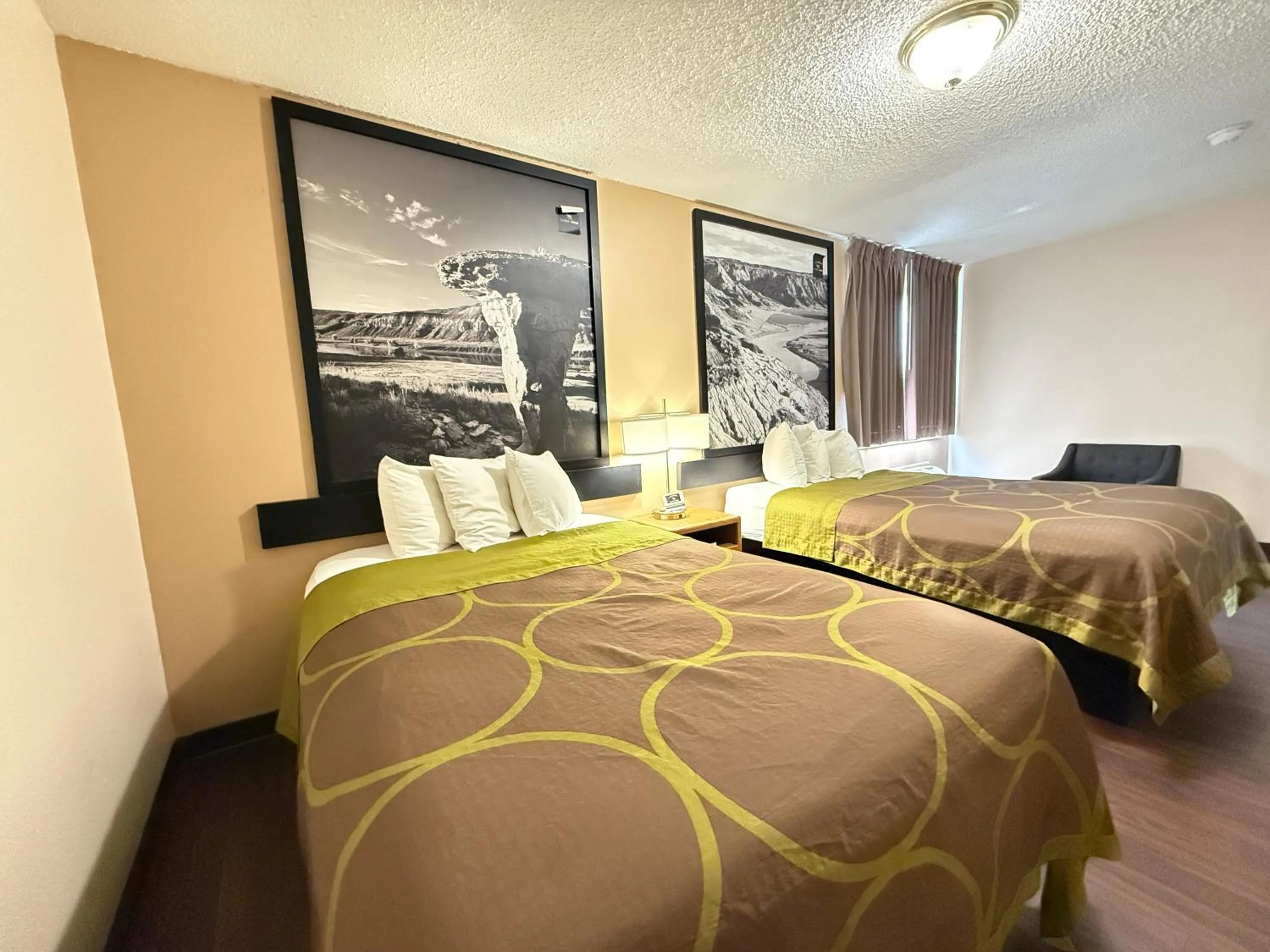 Bedroom, Bed in Hardin Lodge Little Bighorn Battlefield I-90