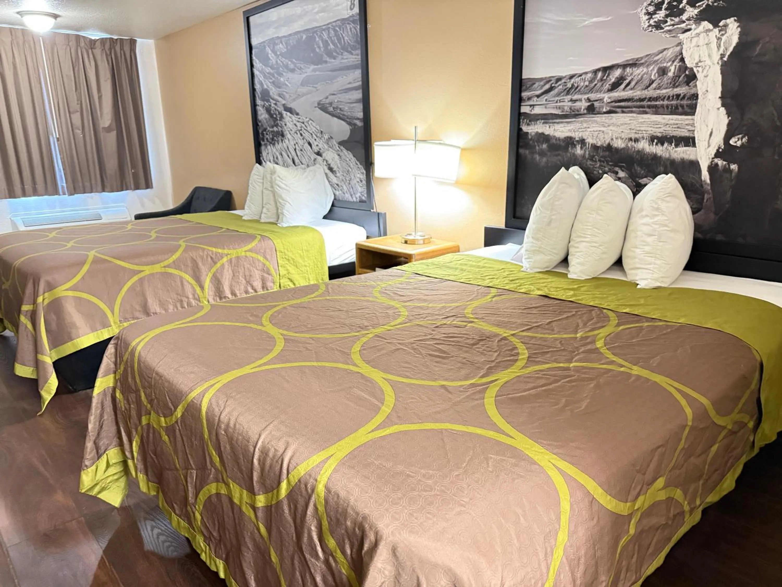Bedroom, Bed in Hardin Lodge Little Bighorn Battlefield I-90