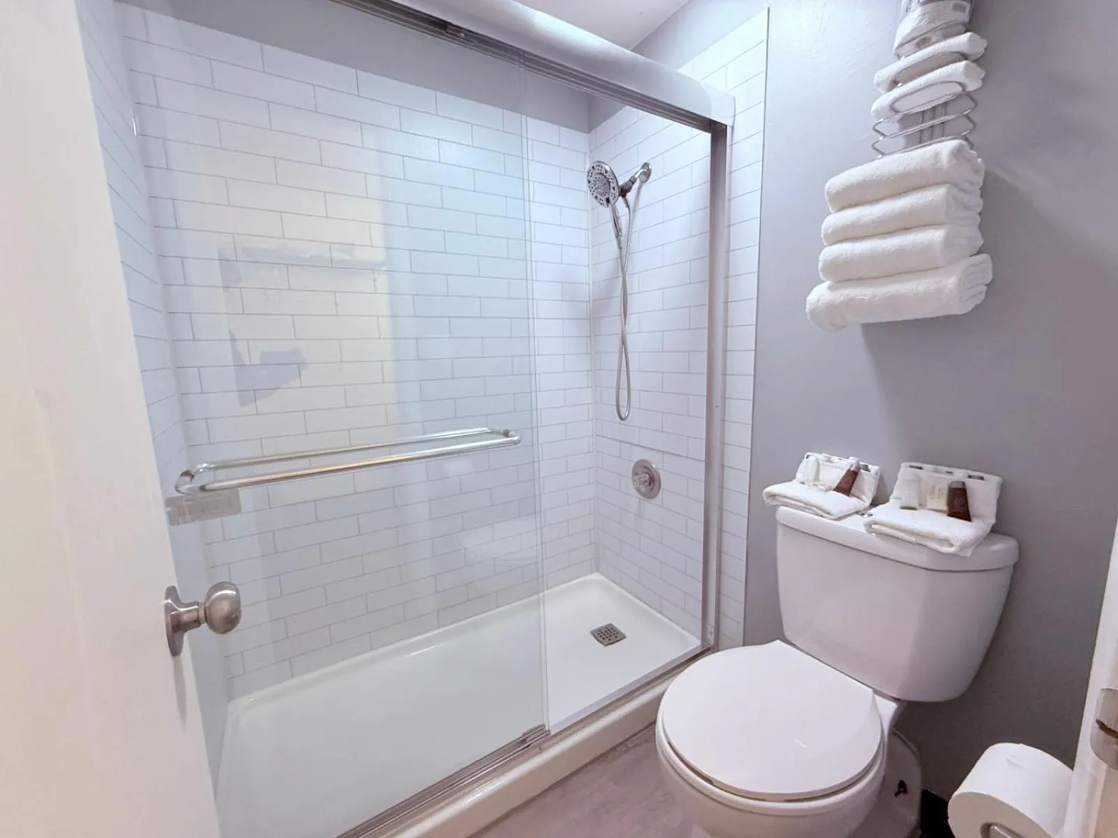 Bathroom in Hardin Lodge Little Bighorn Battlefield I-90