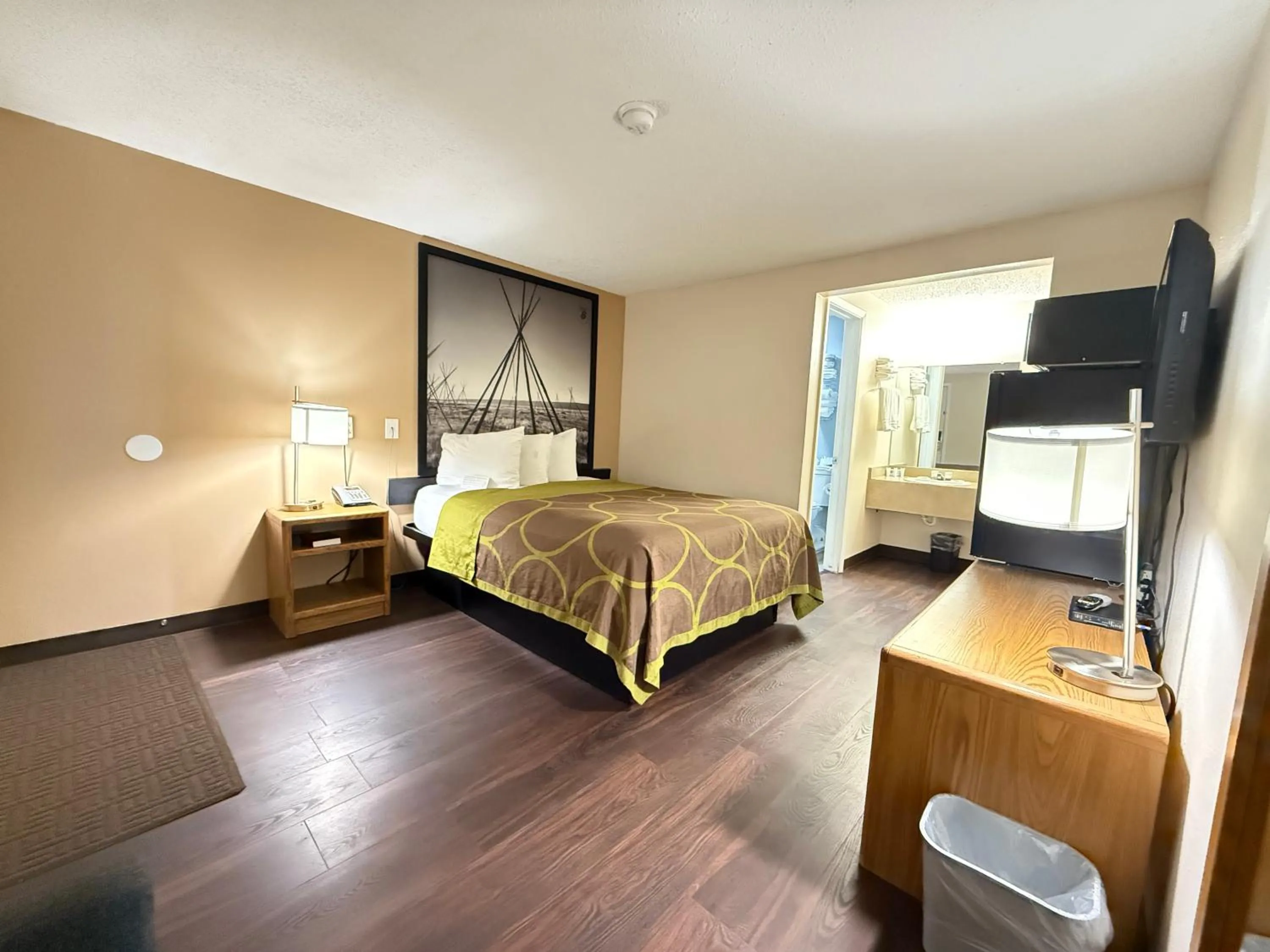 Bedroom, Bed in Hardin Lodge Little Bighorn Battlefield I-90