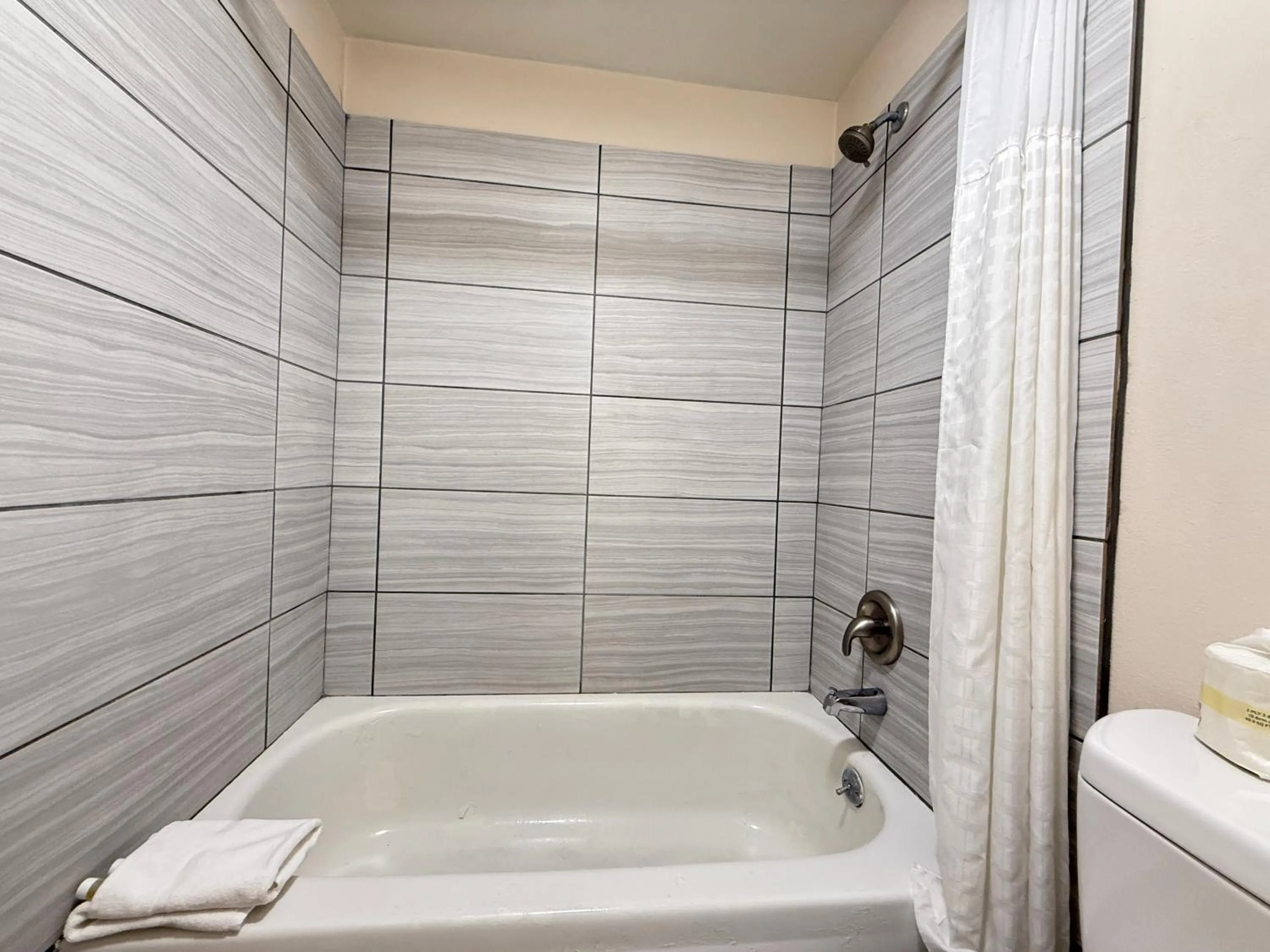 Bath in Hardin Lodge Little Bighorn Battlefield I-90