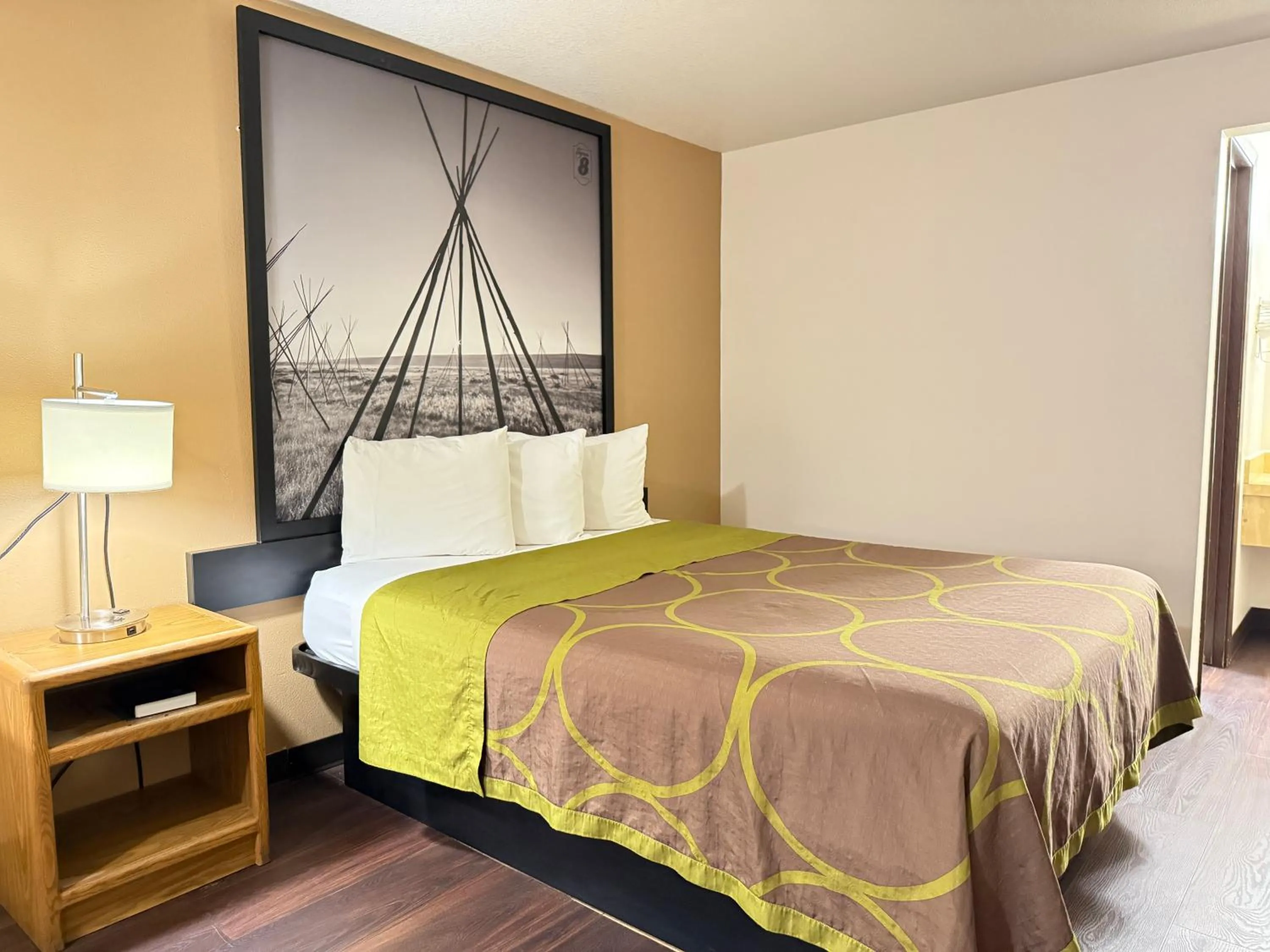 Bedroom, Bed in Hardin Lodge Little Bighorn Battlefield I-90