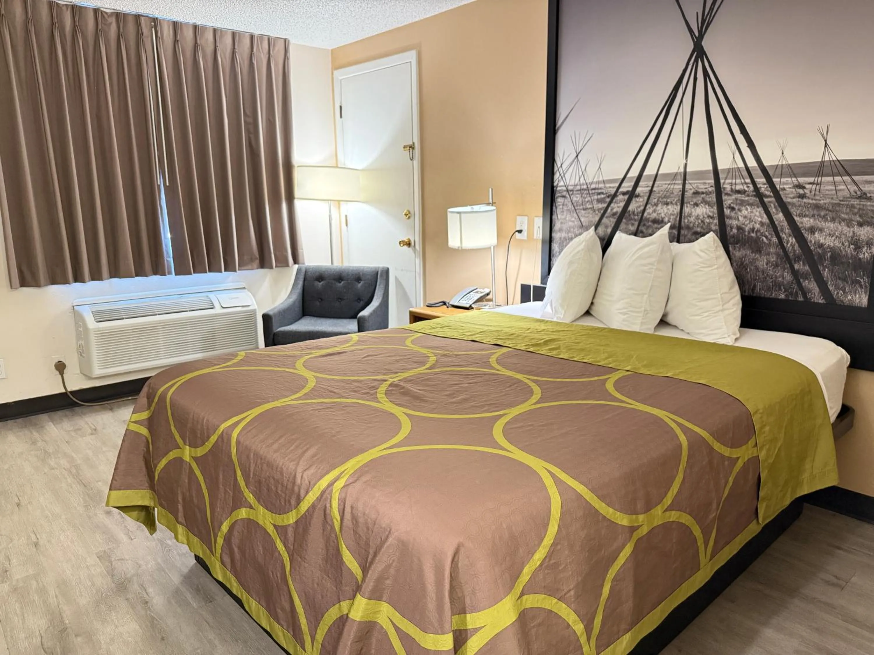 Bedroom, Bed in Hardin Lodge Little Bighorn Battlefield I-90